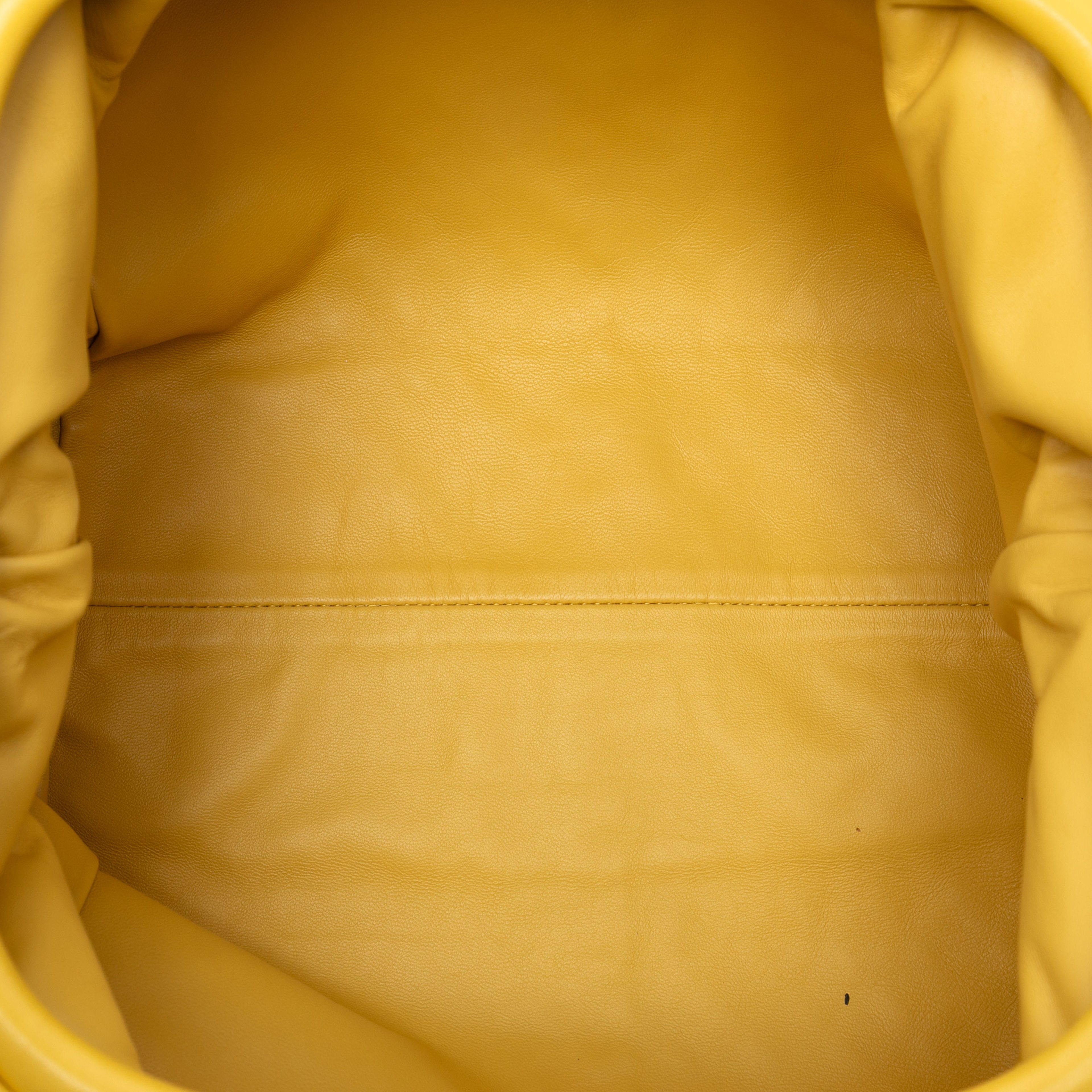 Bottega Veneta Nappa Intrecciato The Pouch, från Luxclusif, i färgen yellow. Klicka för att öppna bilden i stort format