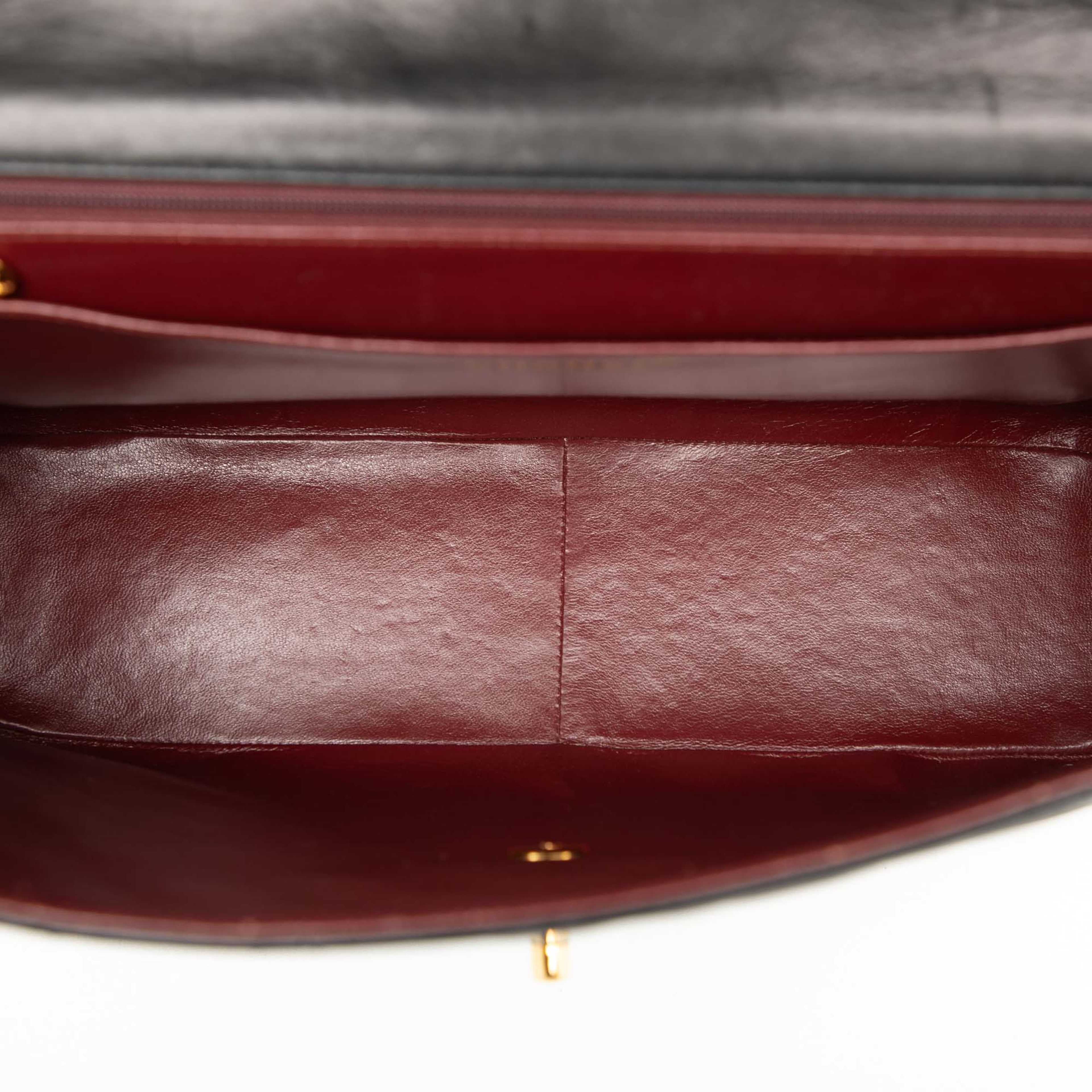 Chanel Maxi Xl Classic Lambskin Single Flap, från Luxclusif, i färgen black. Klicka för att öppna bilden i stort format