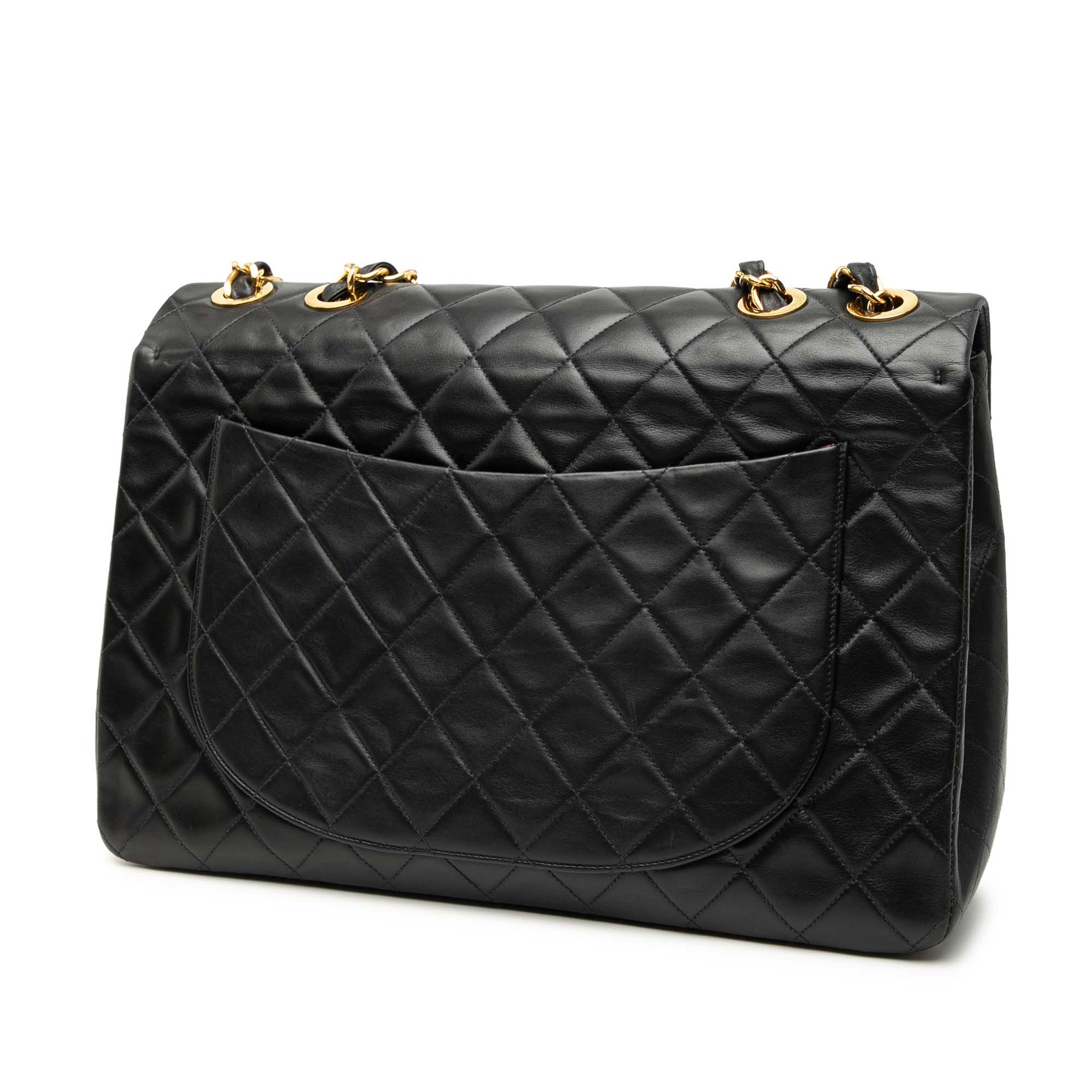 Chanel Maxi Xl Classic Lambskin Single Flap, från Luxclusif, i färgen black. Klicka för att öppna bilden i stort format