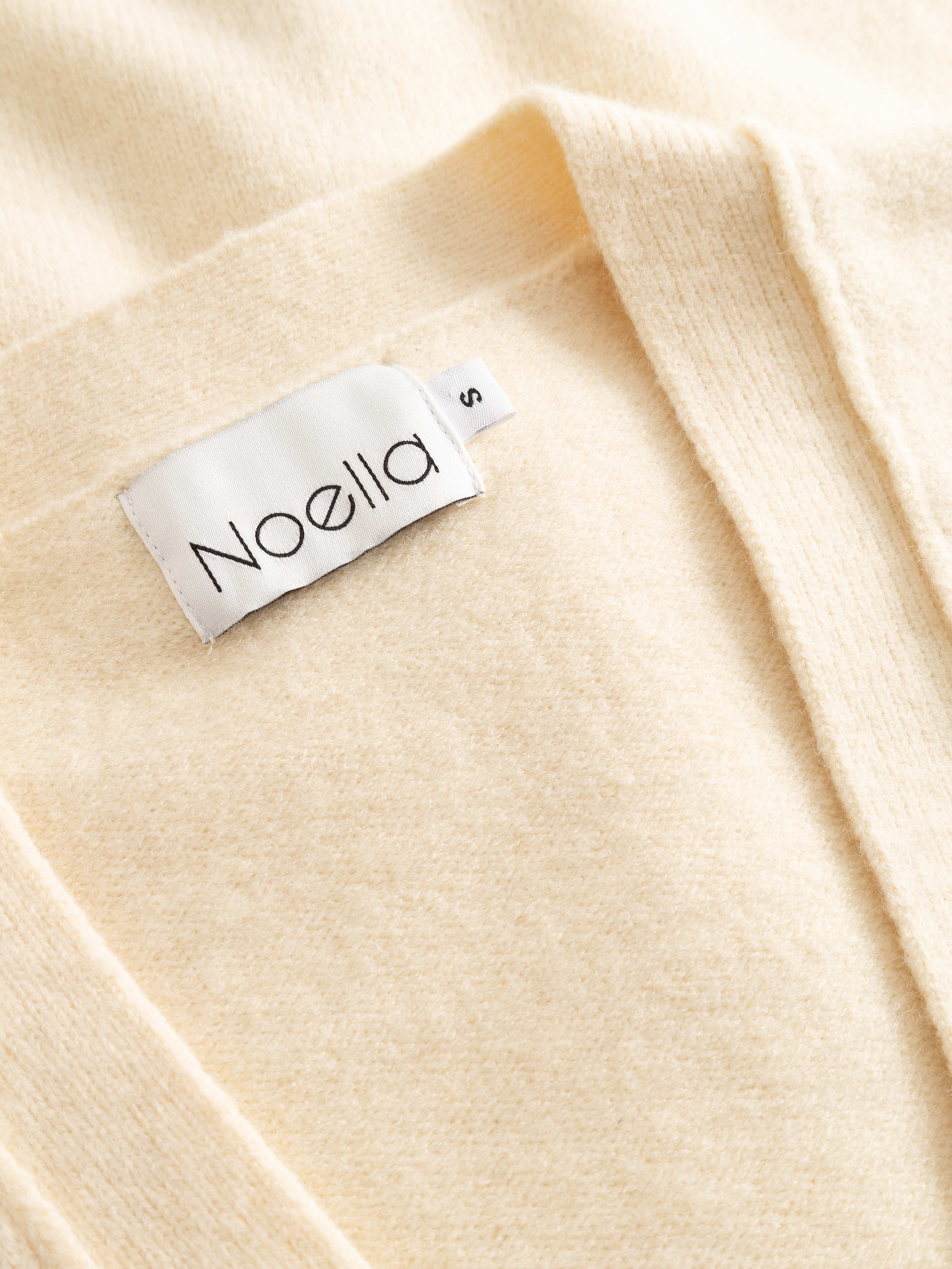 Lenyx Knit Cardigan - Ivory, från Noella, i färgen ivory. Klicka för att öppna bilden i stort format