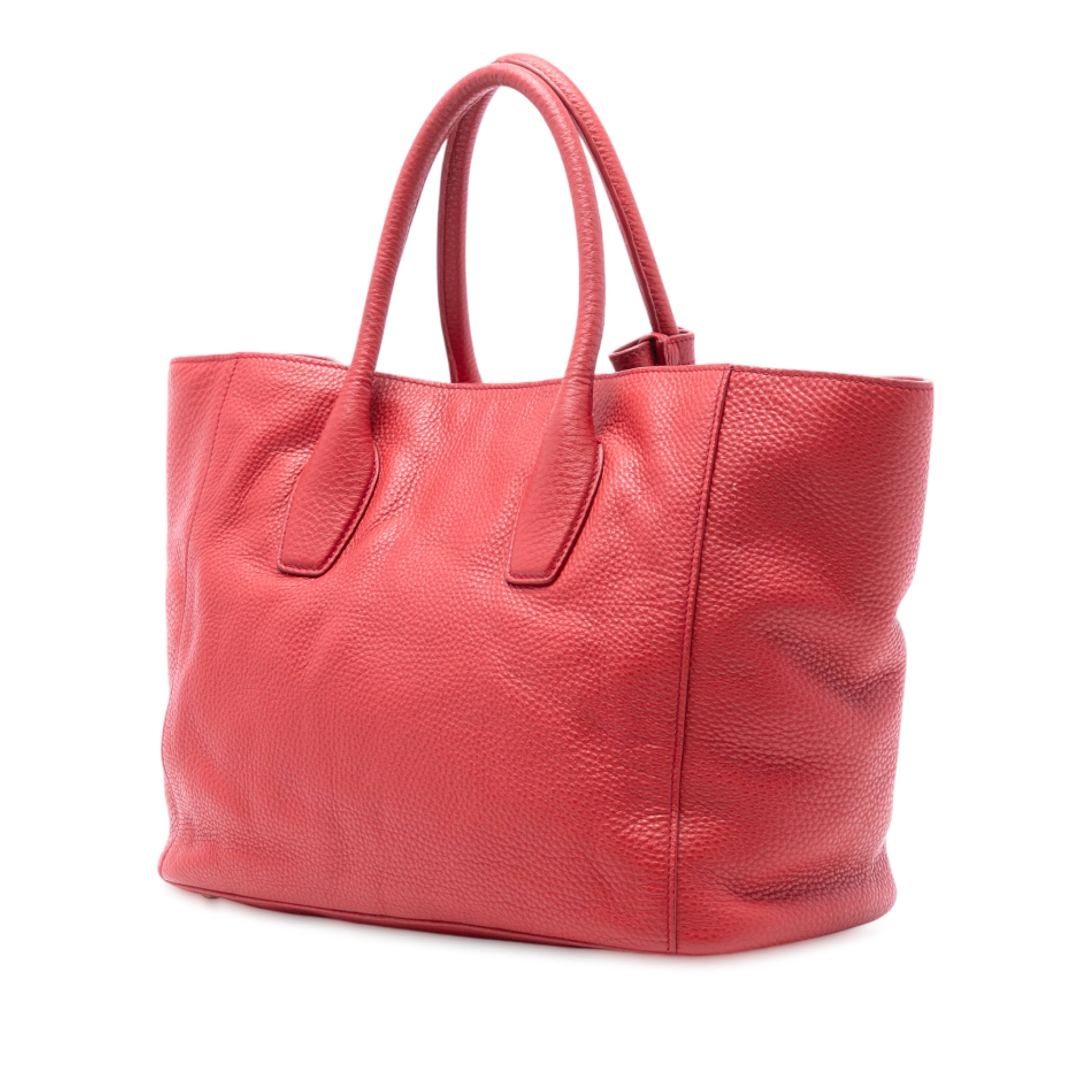 Prada Vitello Daino Open Convertible Tote, från Luxclusif, i färgen red. Klicka för att öppna bilden i stort format