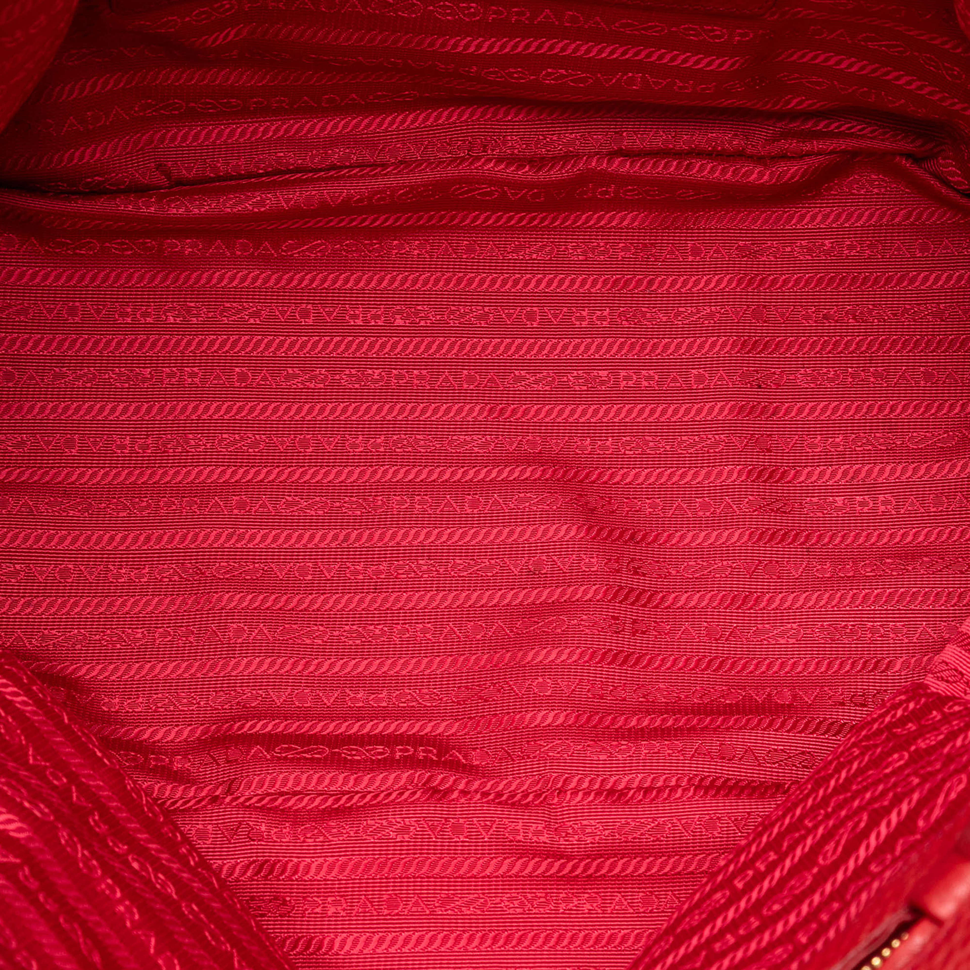 Prada Vitello Daino Open Convertible Tote, från Luxclusif, i färgen red. Klicka för att öppna bilden i stort format