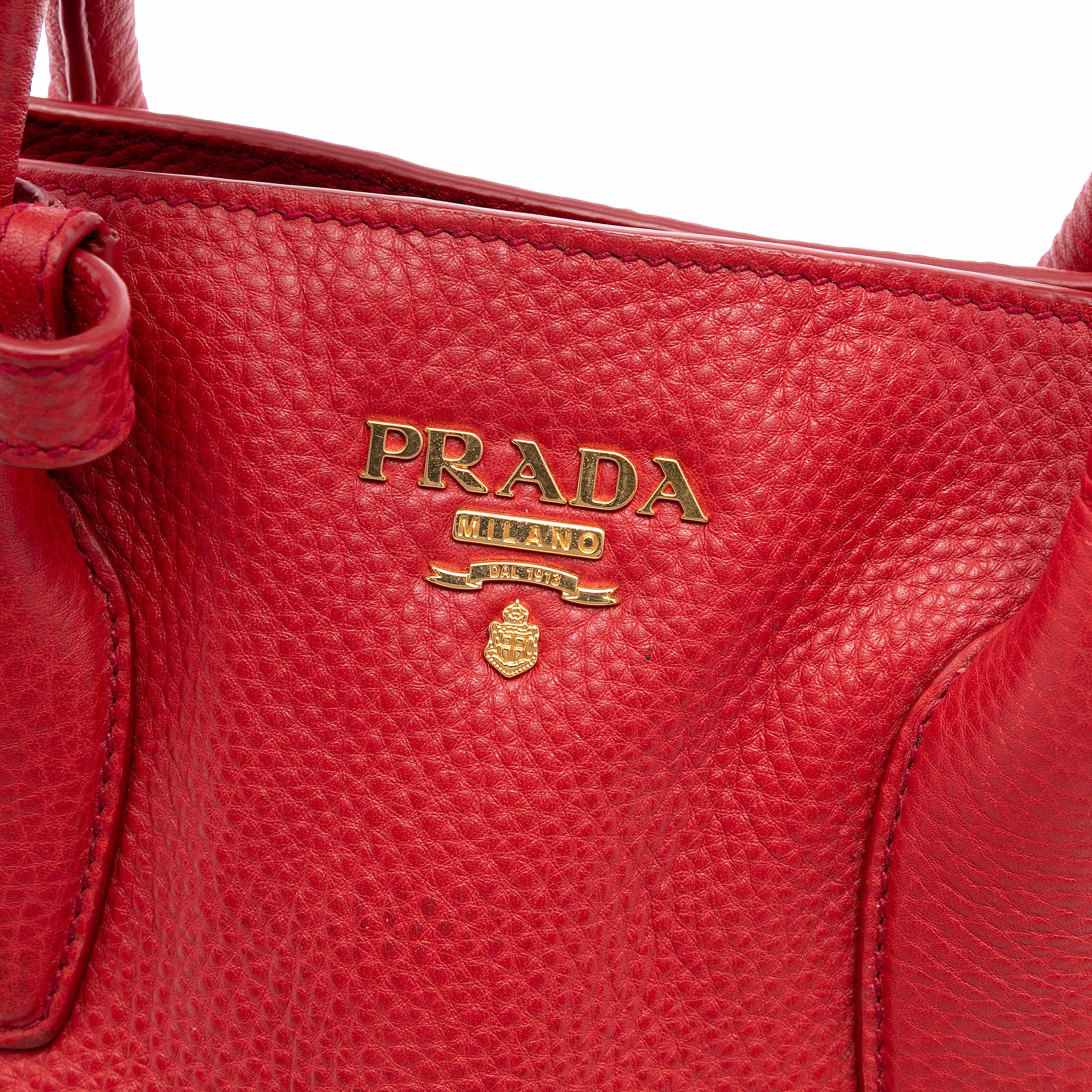 Prada Vitello Daino Open Convertible Tote, från Luxclusif, i färgen red. Klicka för att öppna bilden i stort format