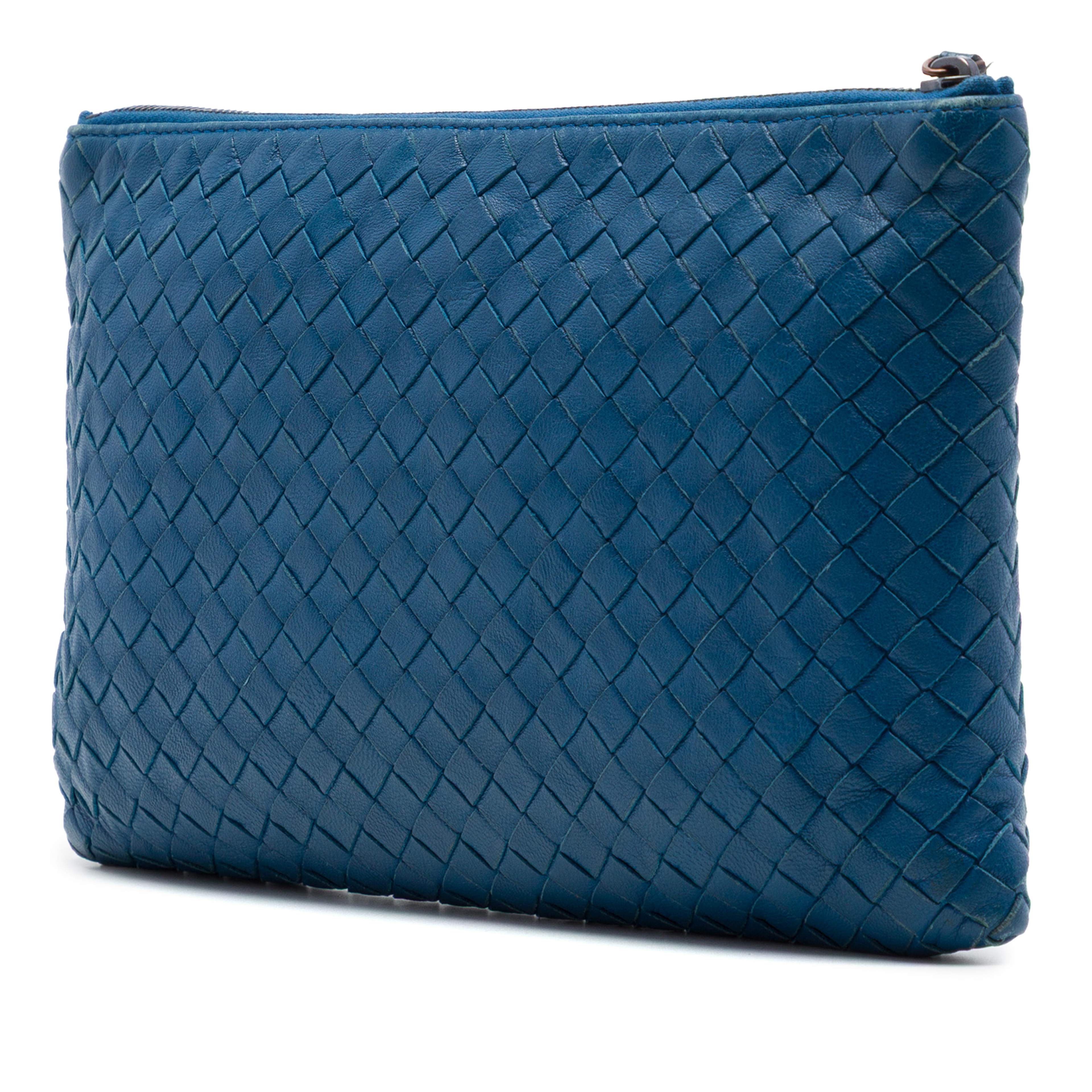 Bottega Veneta Nappa Intrecciato Clutch, från Luxclusif, i färgen blå. Klicka för att öppna bilden i stort format