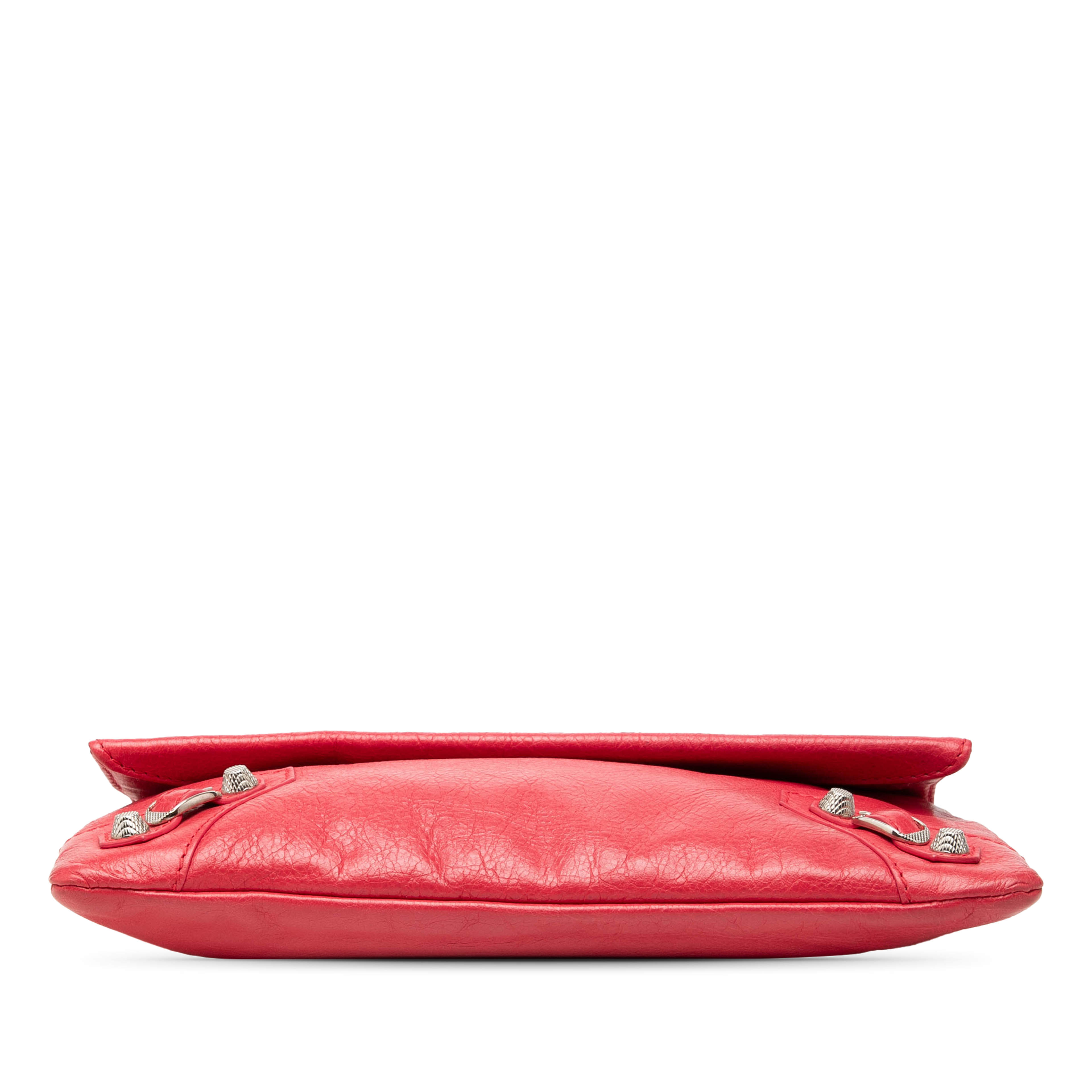 Balenciaga Lambskin Motocross Giant 12 Envelope Clutch, från Luxclusif, i färgen röd. Klicka för att öppna bilden i stort format