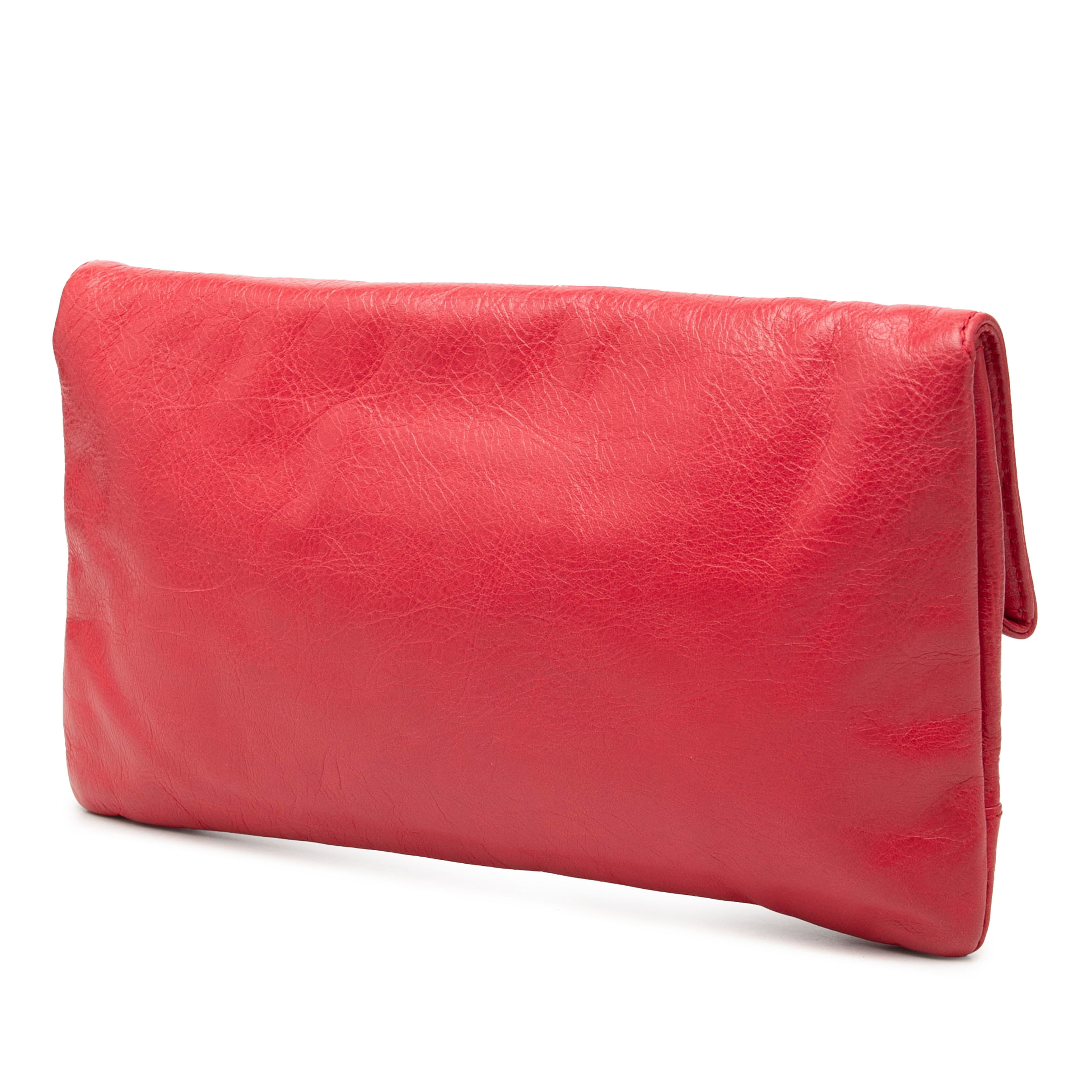 Balenciaga Lambskin Motocross Giant 12 Envelope Clutch, från Luxclusif, i färgen röd. Klicka för att öppna bilden i stort format