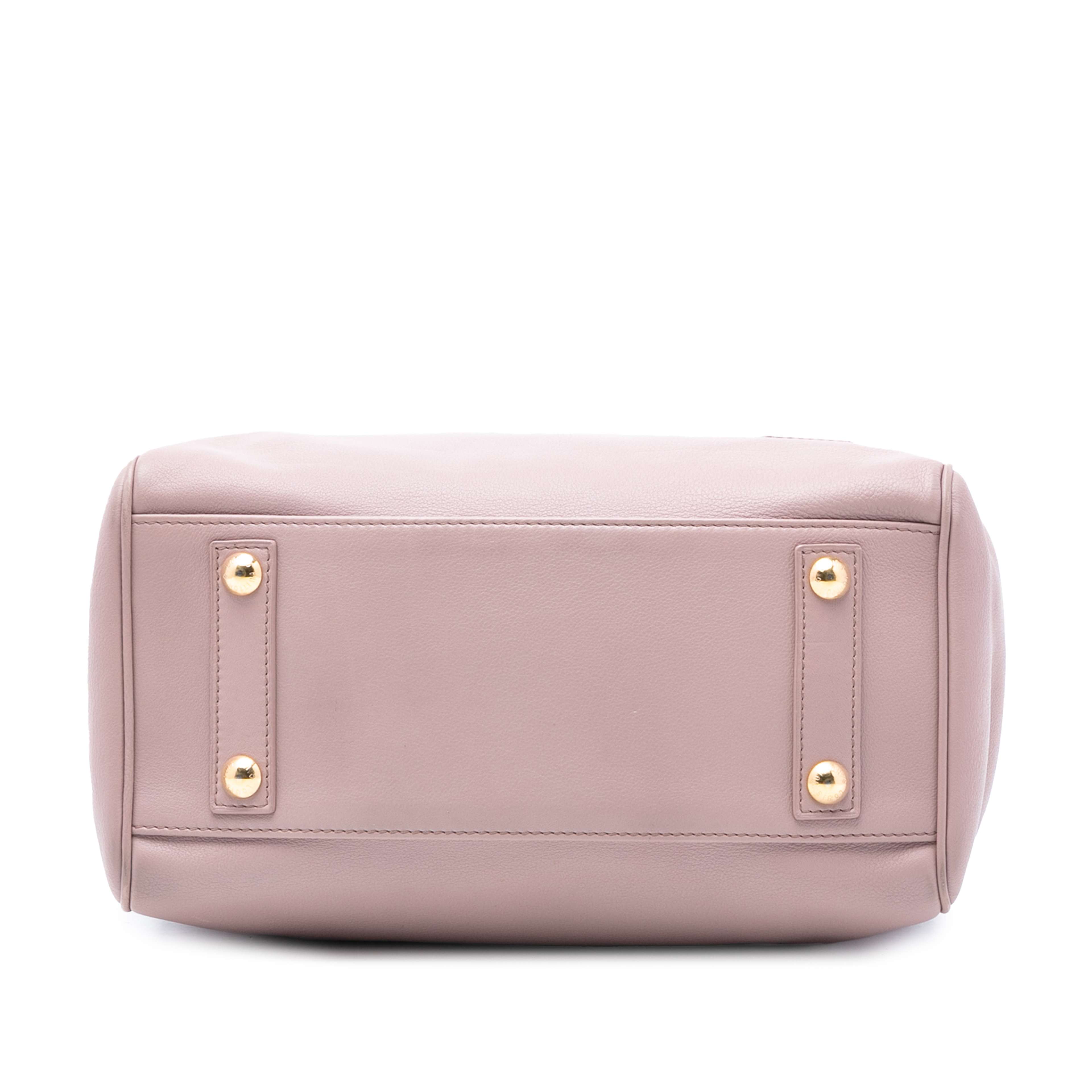 Louis Vuitton Limited Edition Cuir Cinema Intrigue Top Handle Bag, från Luxclusif, i färgen rosa. Klicka för att öppna bilden i stort format