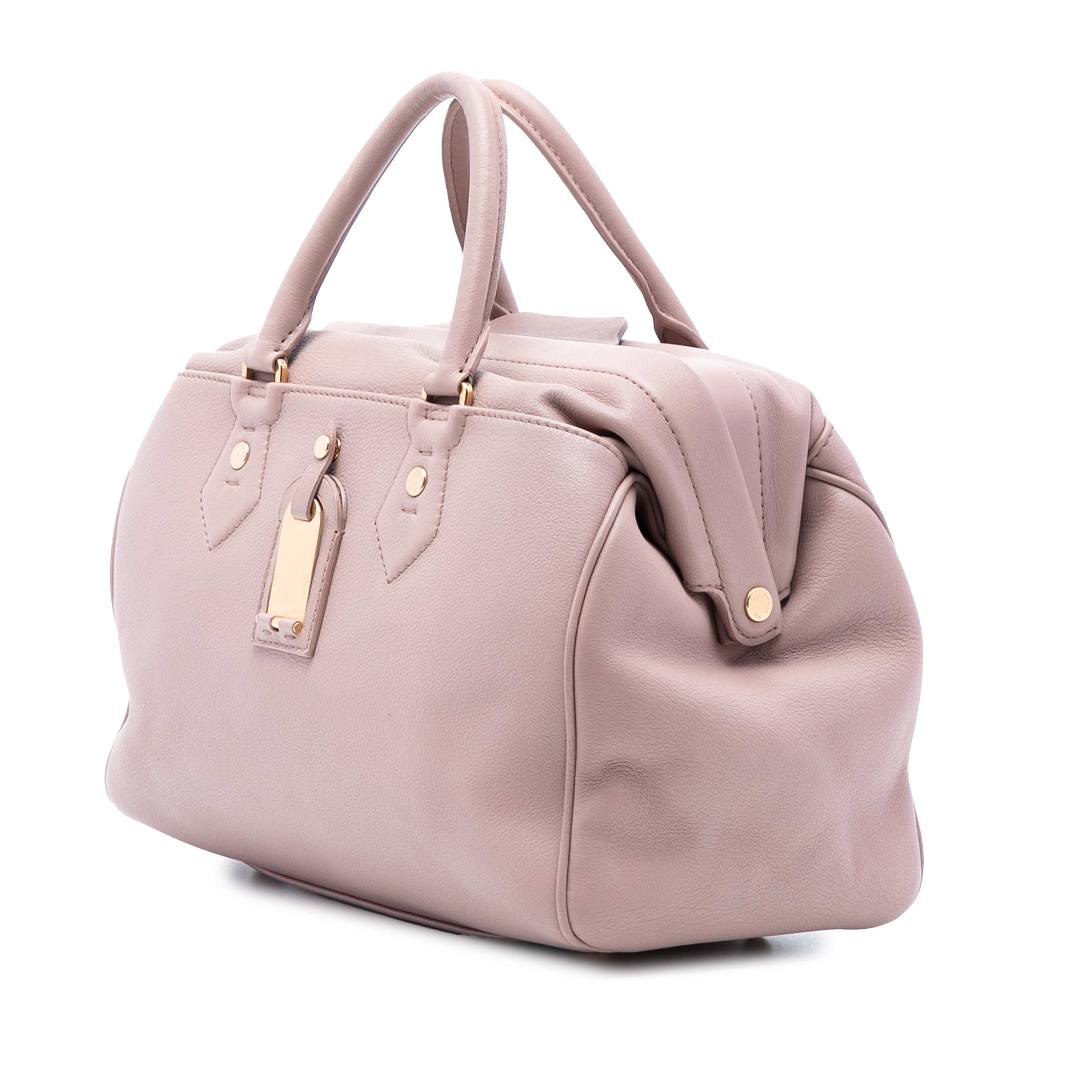 Louis Vuitton Limited Edition Cuir Cinema Intrigue Top Handle Bag, från Luxclusif, i färgen rosa. Klicka för att öppna bilden i stort format
