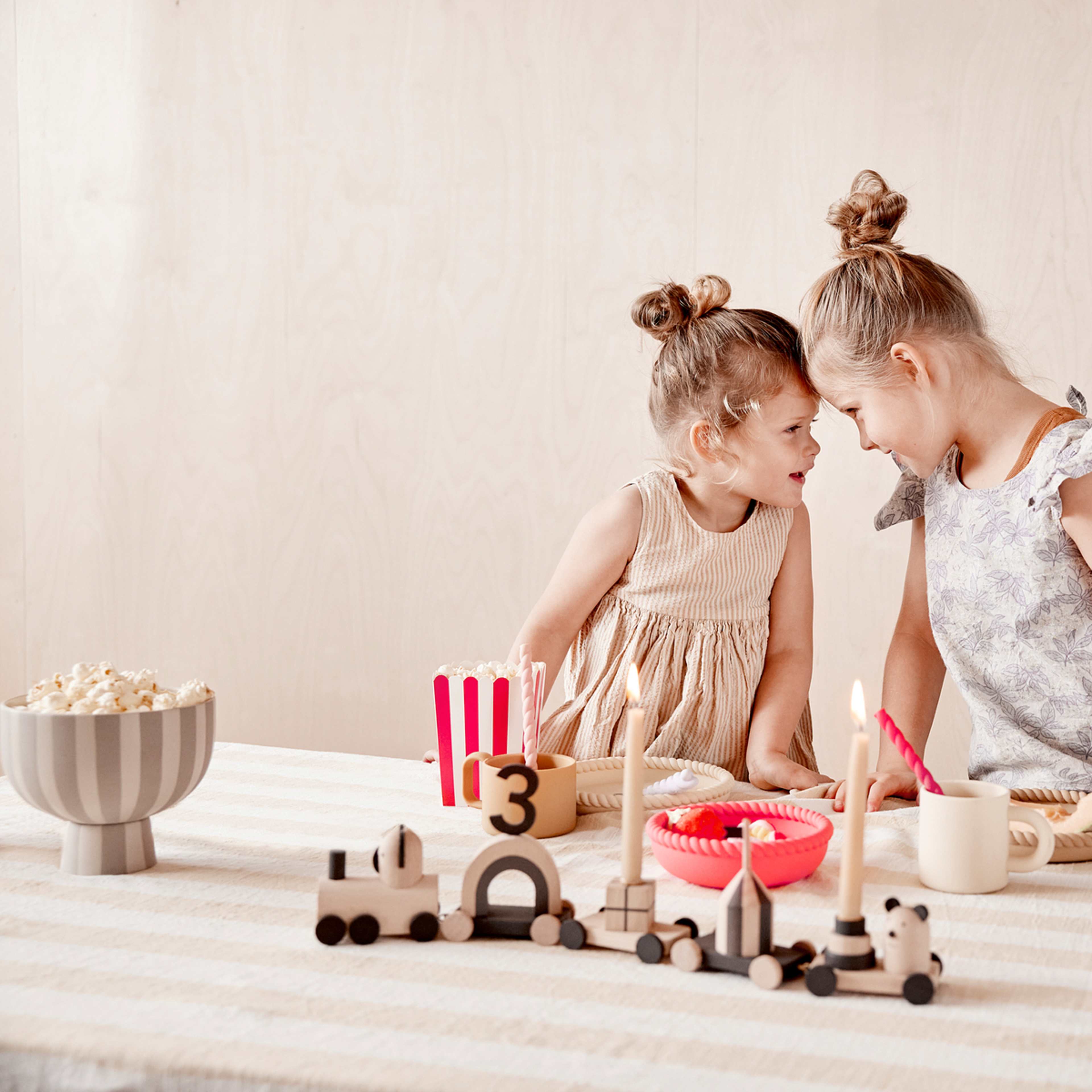 Nomu Cups - Set Of 2, från OYOY Mini, i färgen optic blue,light rubber. Klicka för att öppna bilden i stort format