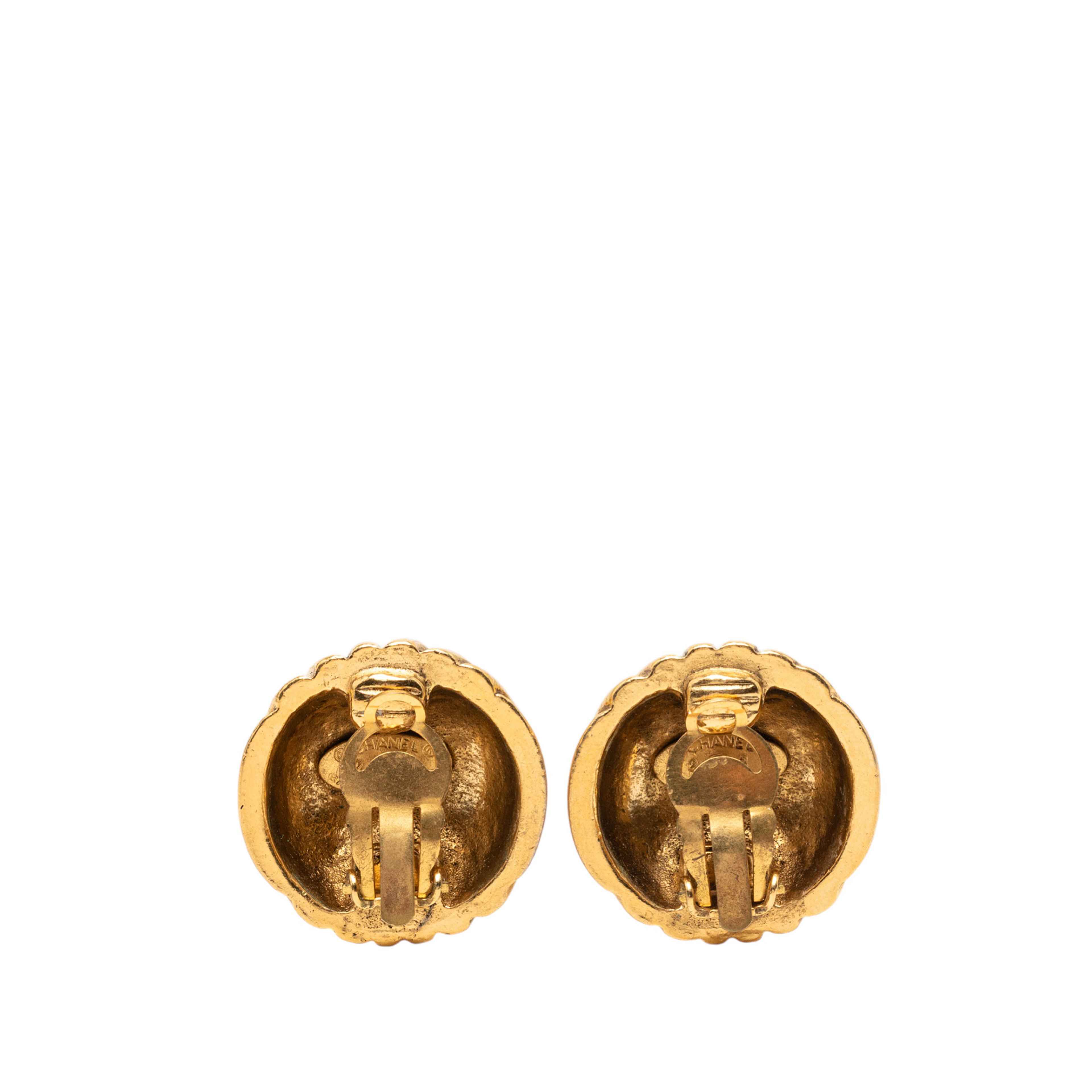 Chanel Gold Plated Rows Of Cc Round Clip On Earrings, från Luxclusif, i färgen gold. Klicka för att öppna bilden i stort format
