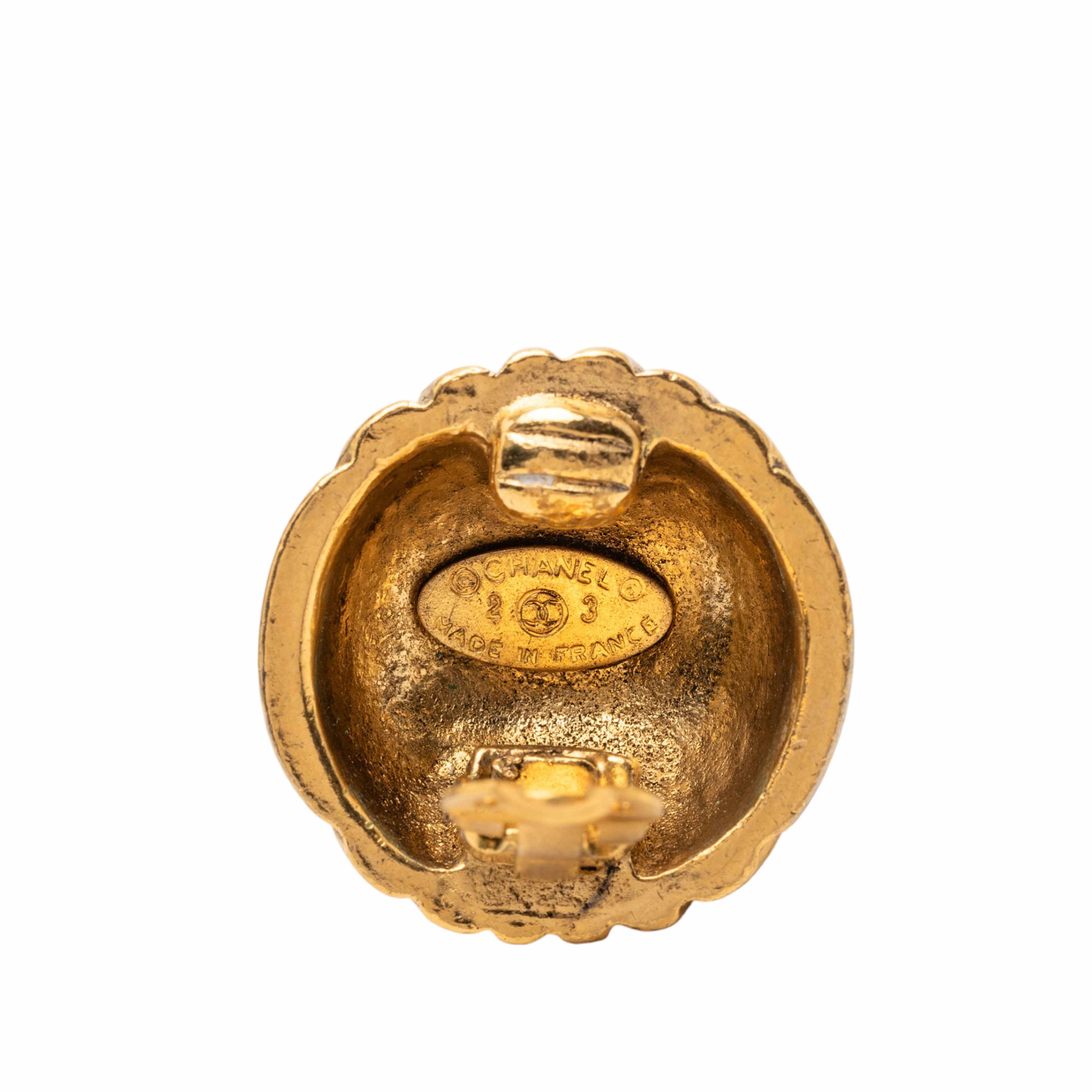 Chanel Gold Plated Rows Of Cc Round Clip On Earrings, från Luxclusif, i färgen gold. Klicka för att öppna bilden i stort format