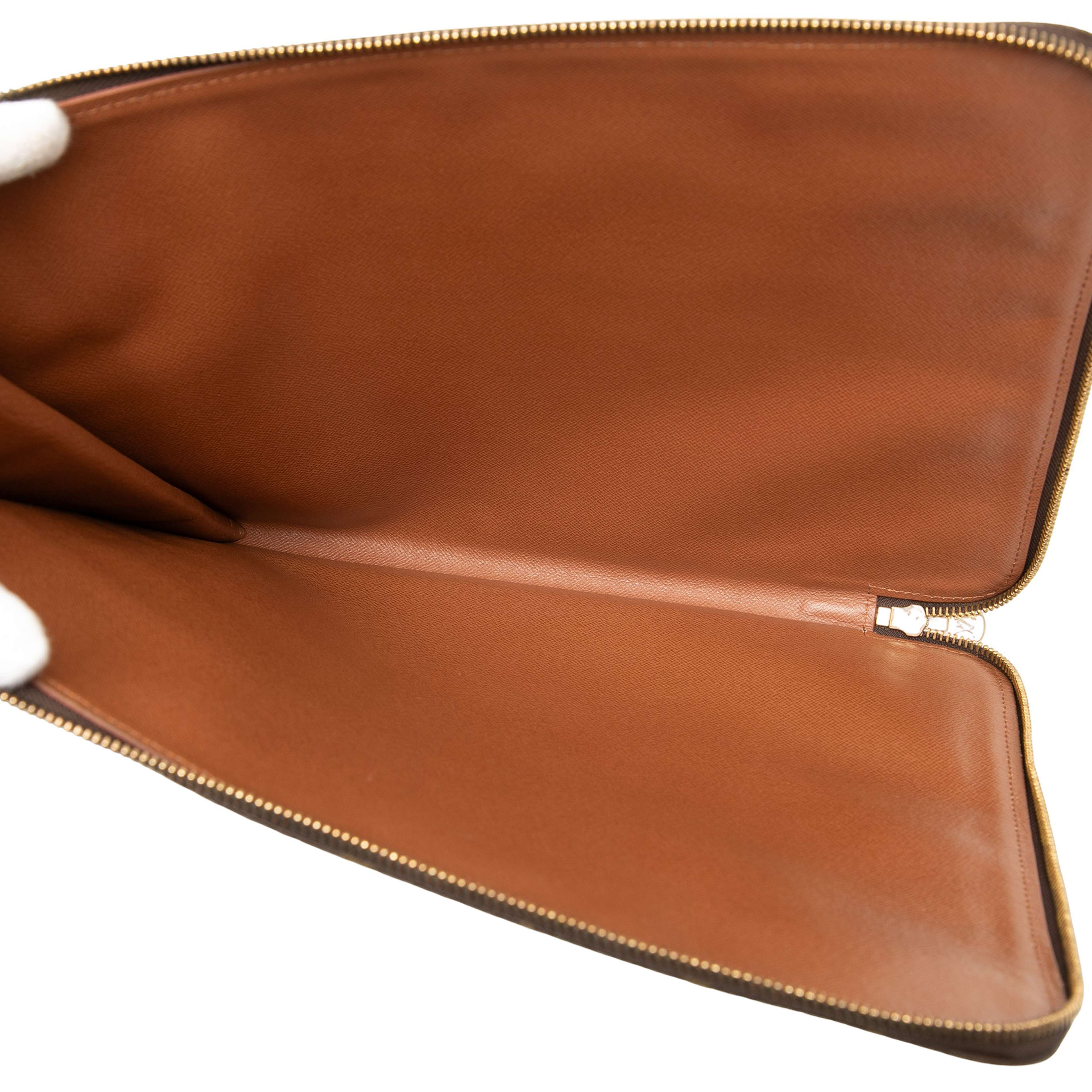 Louis Vuitton Monogram Poche Documents Portfolio 30, från Luxclusif, i färgen brun. Klicka för att öppna bilden i stort format