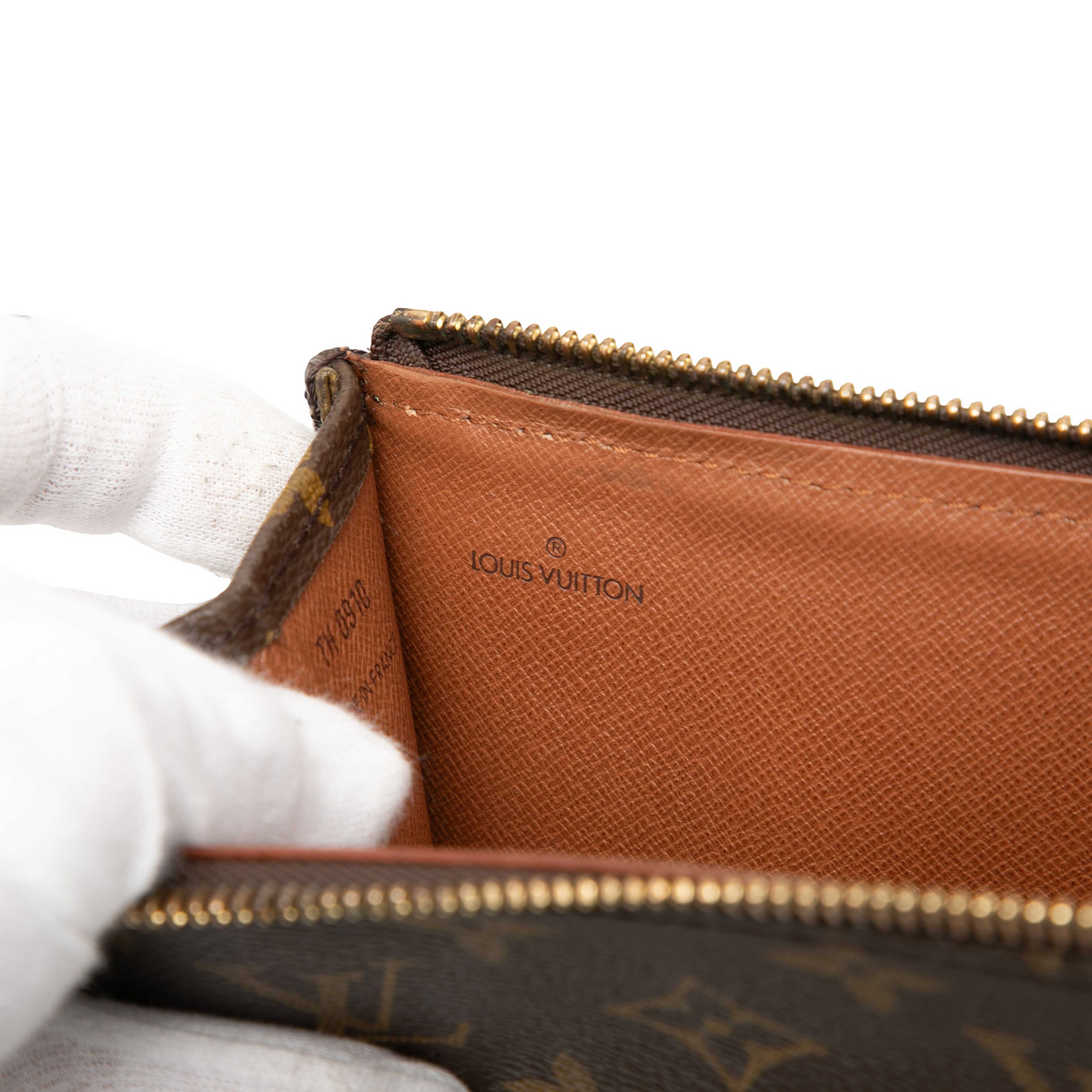 Louis Vuitton Monogram Poche Documents Portfolio 30, från Luxclusif, i färgen brun. Klicka för att öppna bilden i stort format
