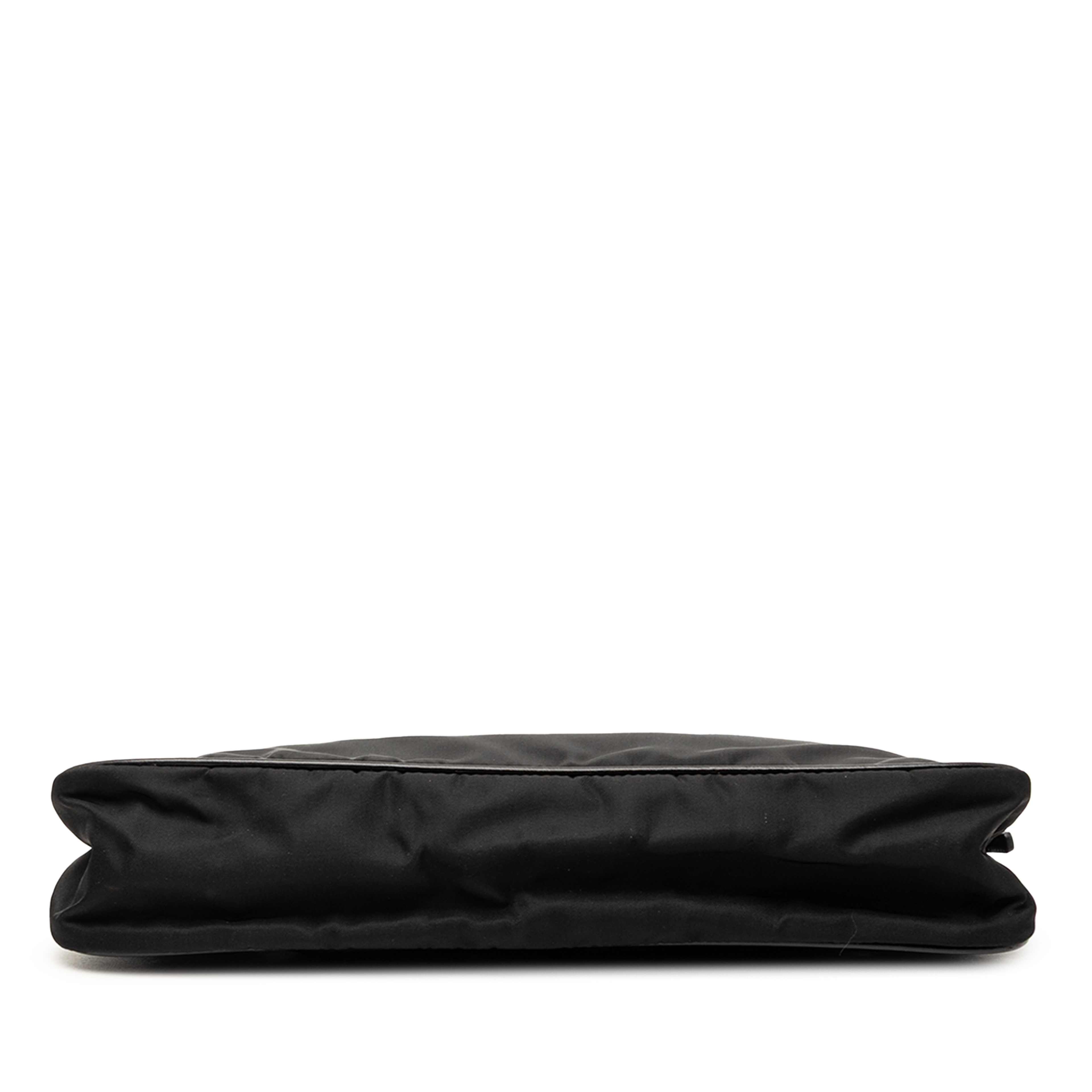 Prada Tessuto Chain Shoulder Bag, från Luxclusif, i färgen svart. Klicka för att öppna bilden i stort format