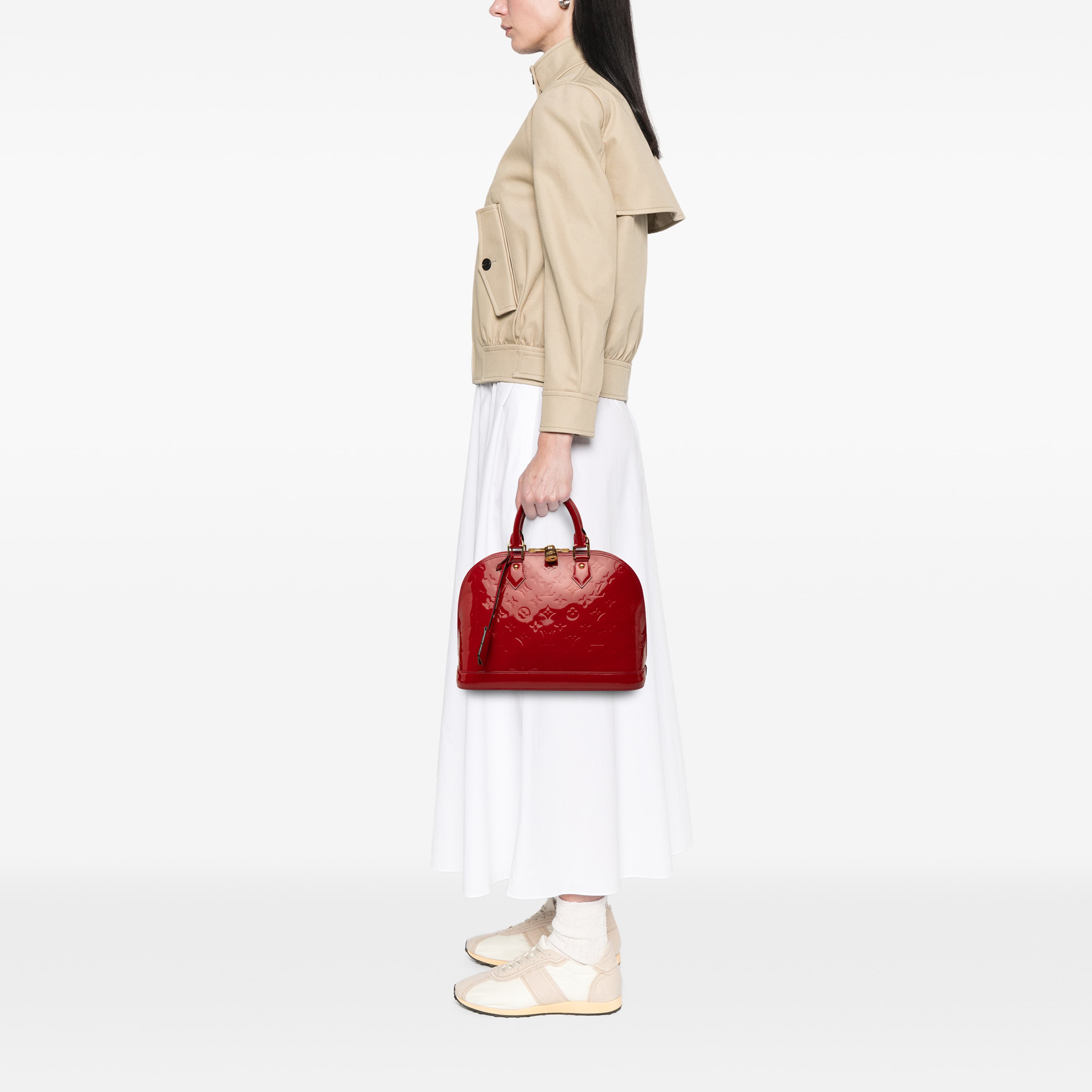 Louis Vuitton Monogram Vernis Alma Pm, från Luxclusif, i färgen röd. Klicka för att öppna bilden i stort format