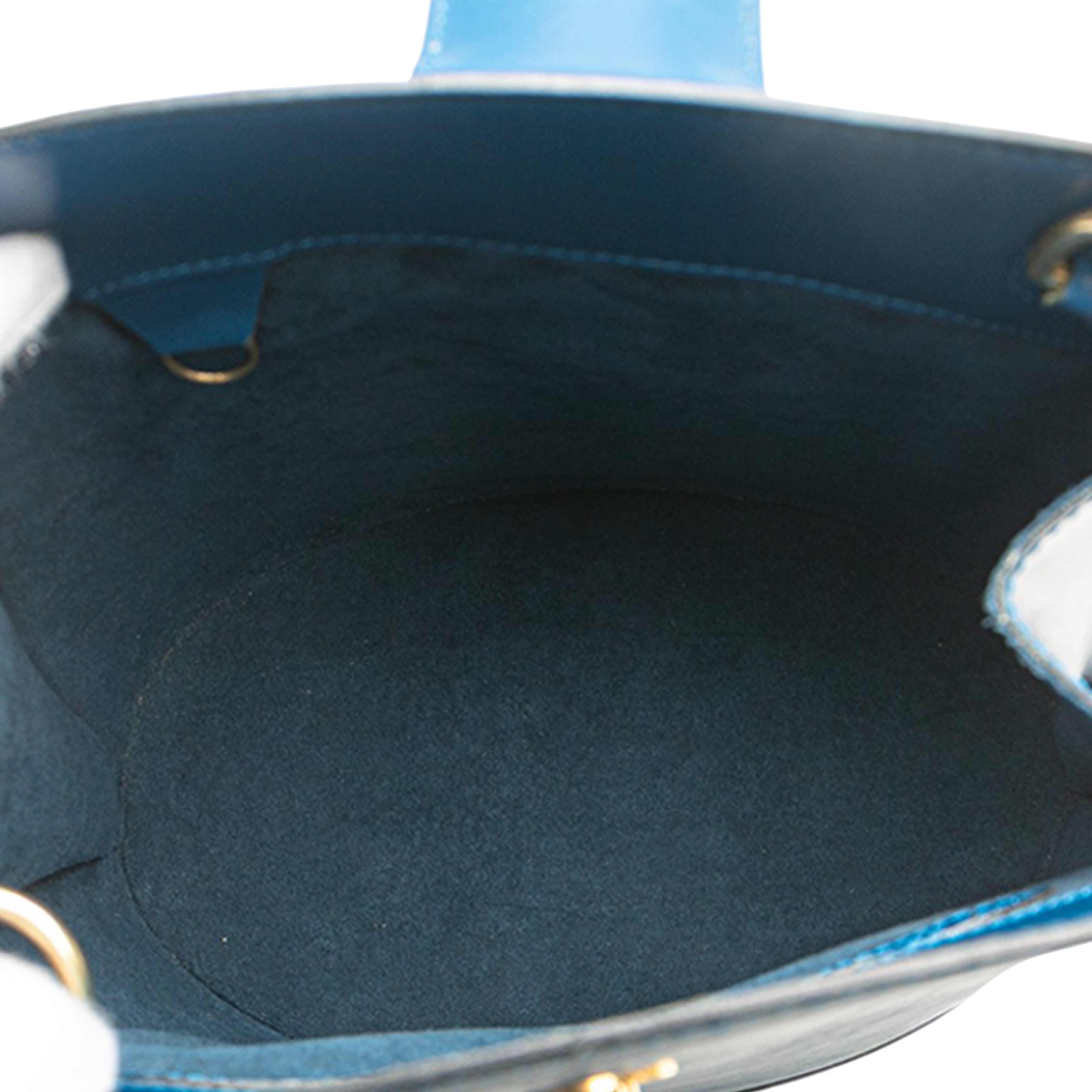 Louis Vuitton Epi Cluny, från Luxclusif, i färgen blue. Klicka för att öppna bilden i stort format