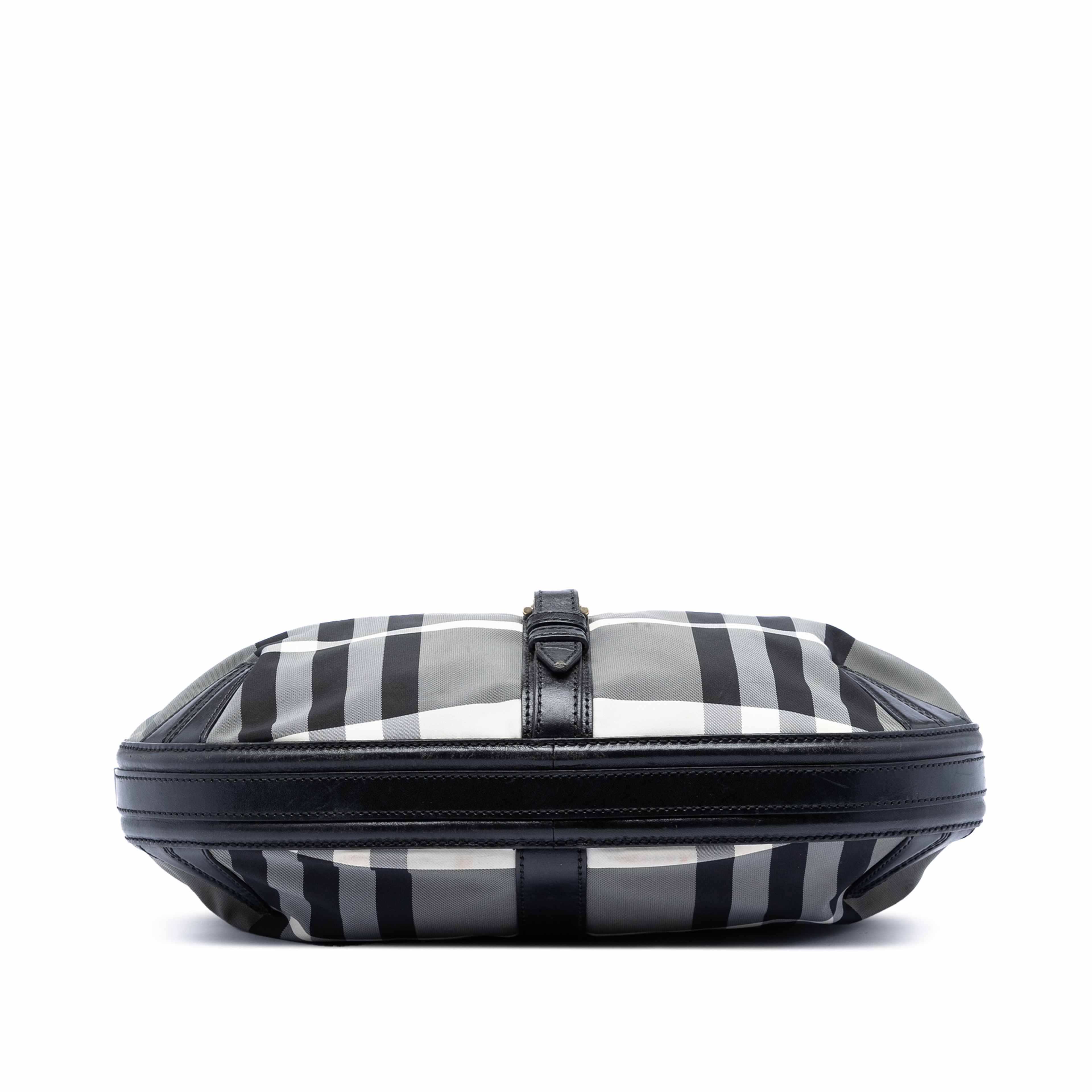 Burberry Check Nylon Grafton Hobo, från Luxclusif, i färgen grå. Klicka för att öppna bilden i stort format