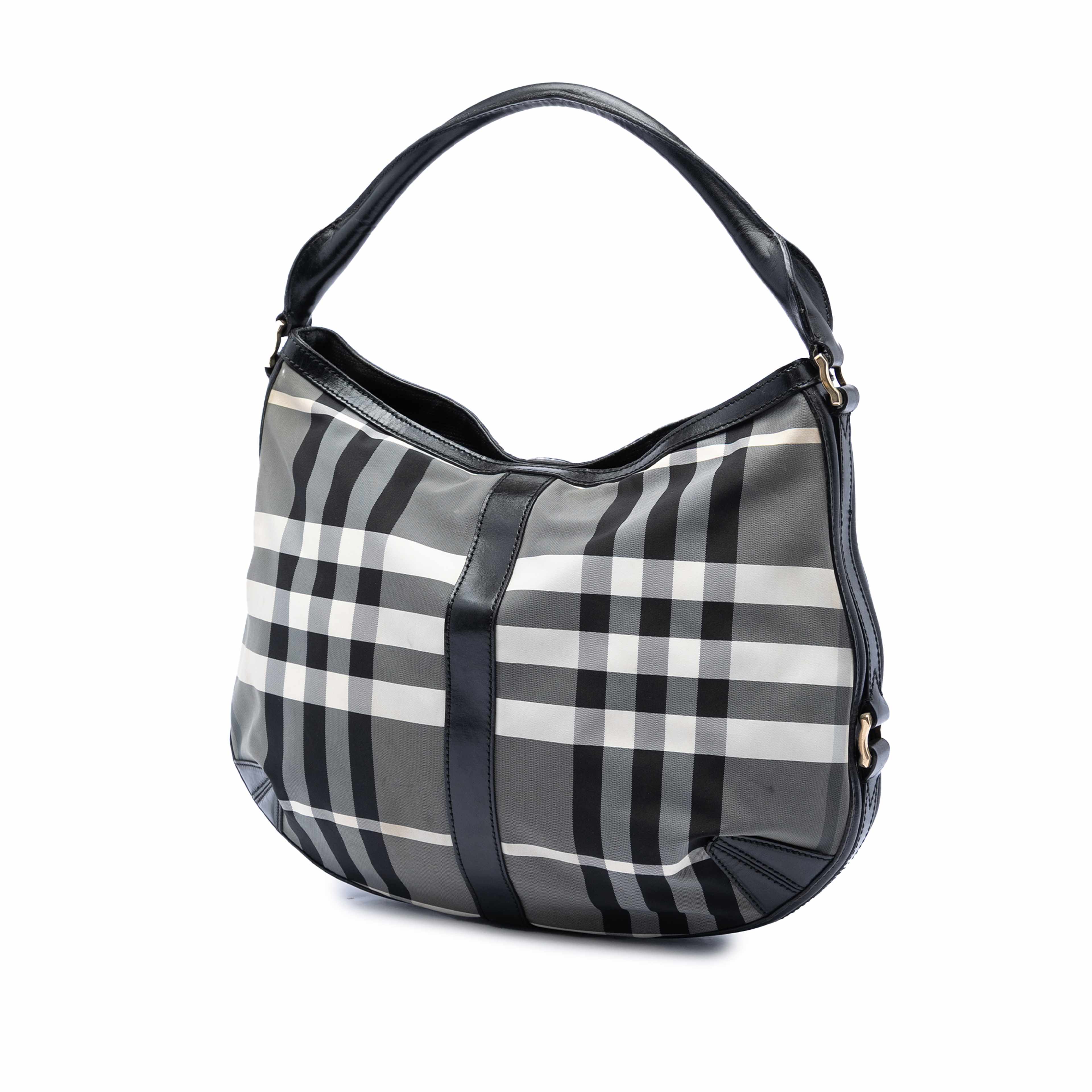 Burberry Check Nylon Grafton Hobo, från Luxclusif, i färgen gray. Klicka för att öppna bilden i stort format