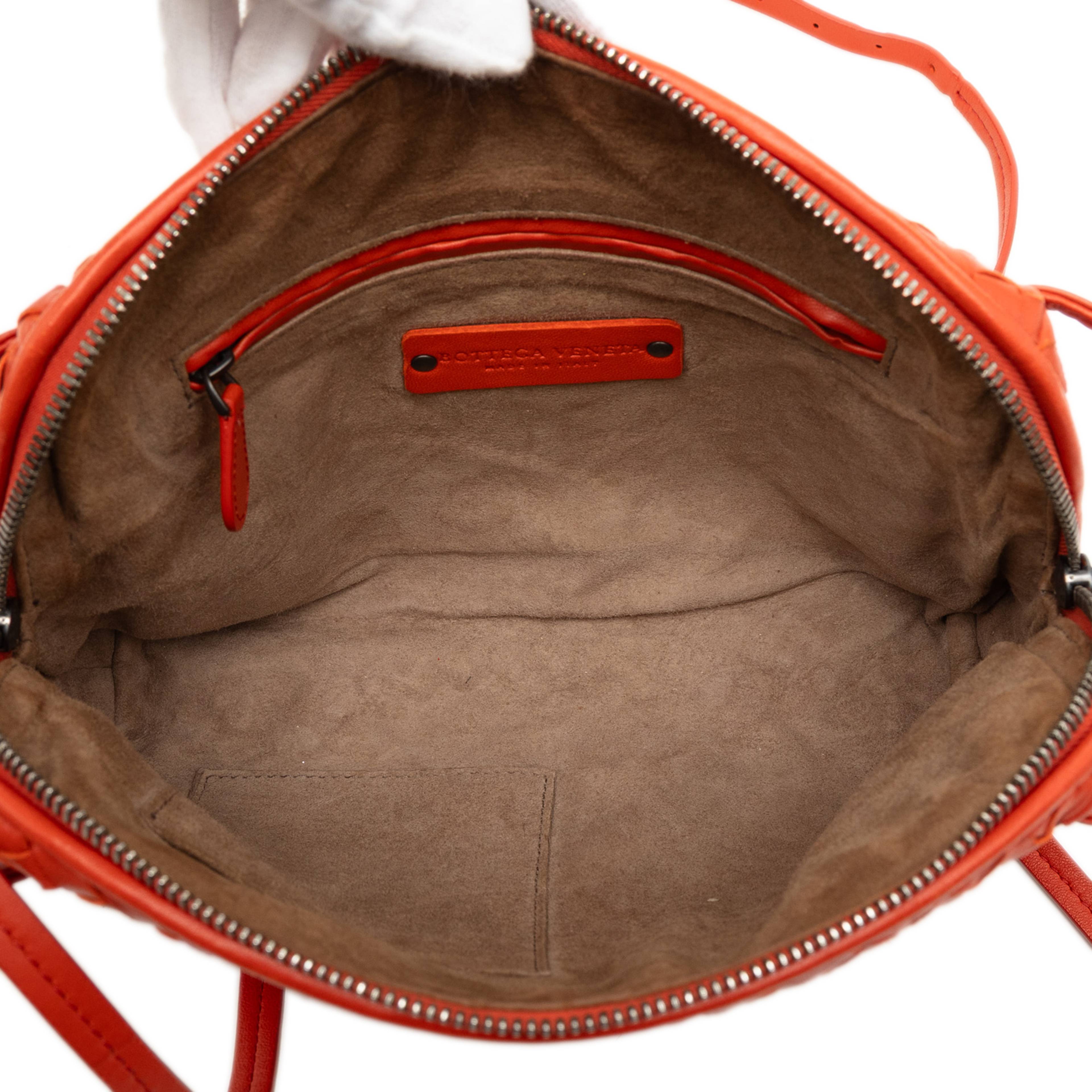 Bottega Veneta Nappa Intrecciato Nodini Crossbody, från Luxclusif, i färgen red orange. Klicka för att öppna bilden i stort format