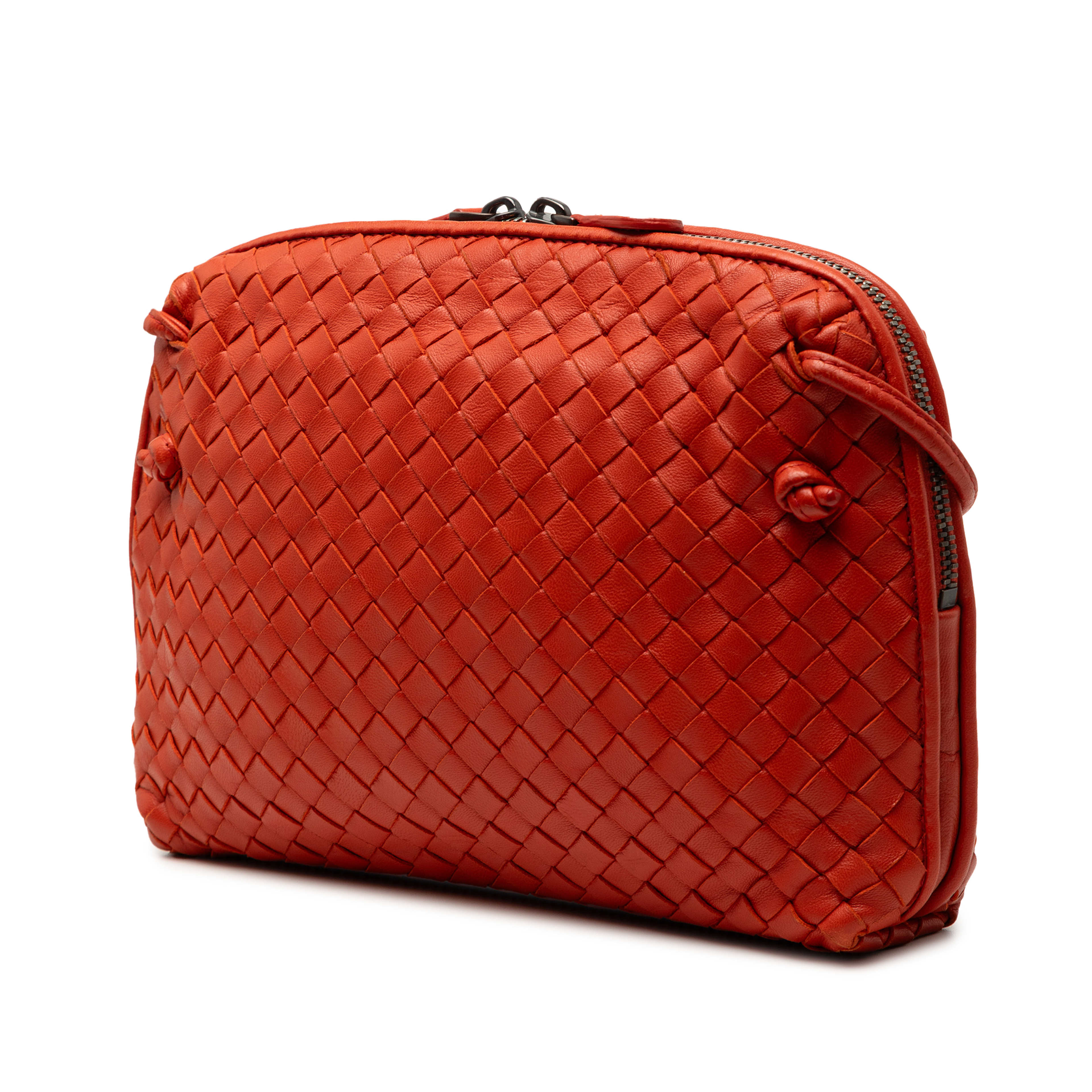 Bottega Veneta Nappa Intrecciato Nodini Crossbody, från Luxclusif, i färgen red orange. Klicka för att öppna bilden i stort format