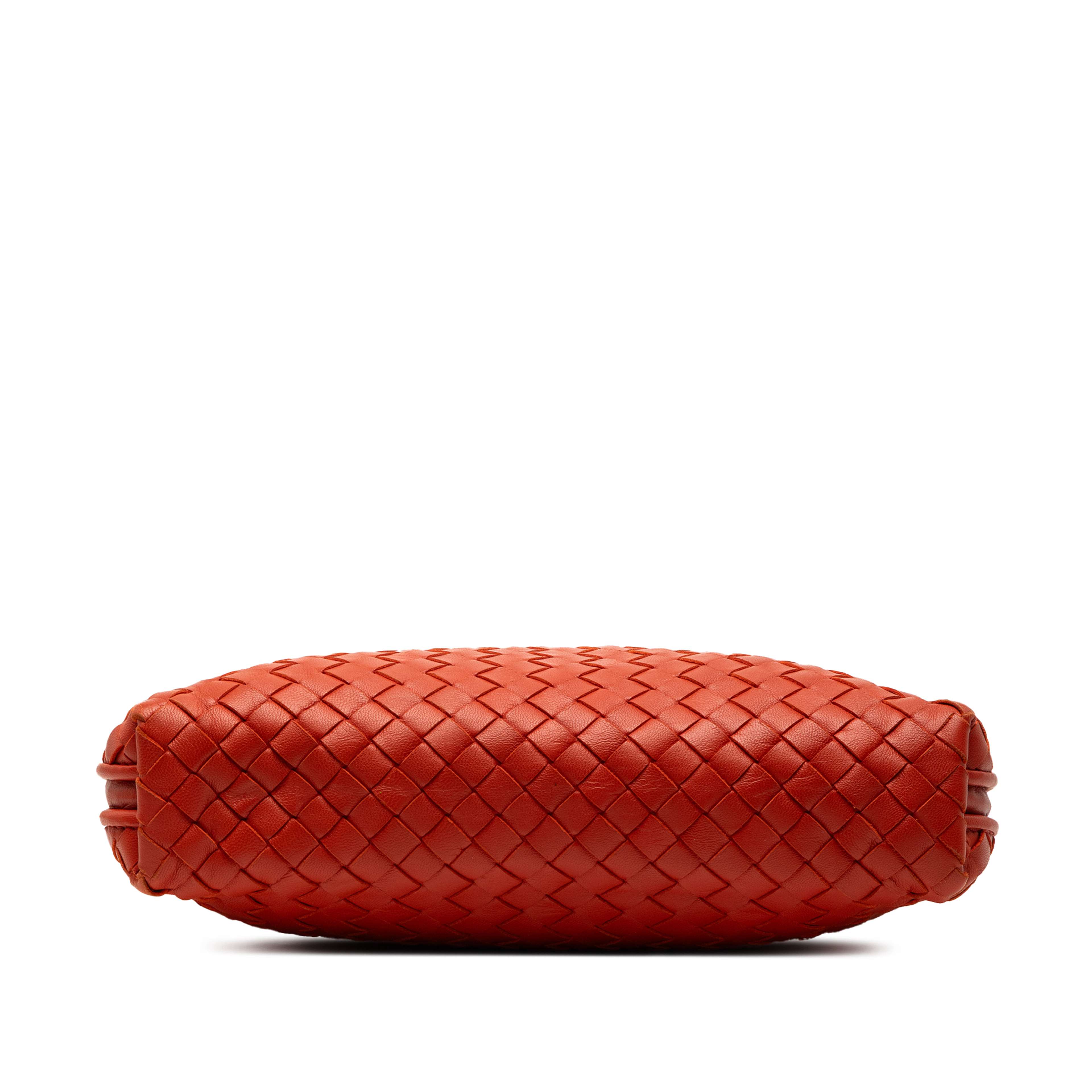 Bottega Veneta Nappa Intrecciato Nodini Crossbody, från Luxclusif, i färgen red orange. Klicka för att öppna bilden i stort format