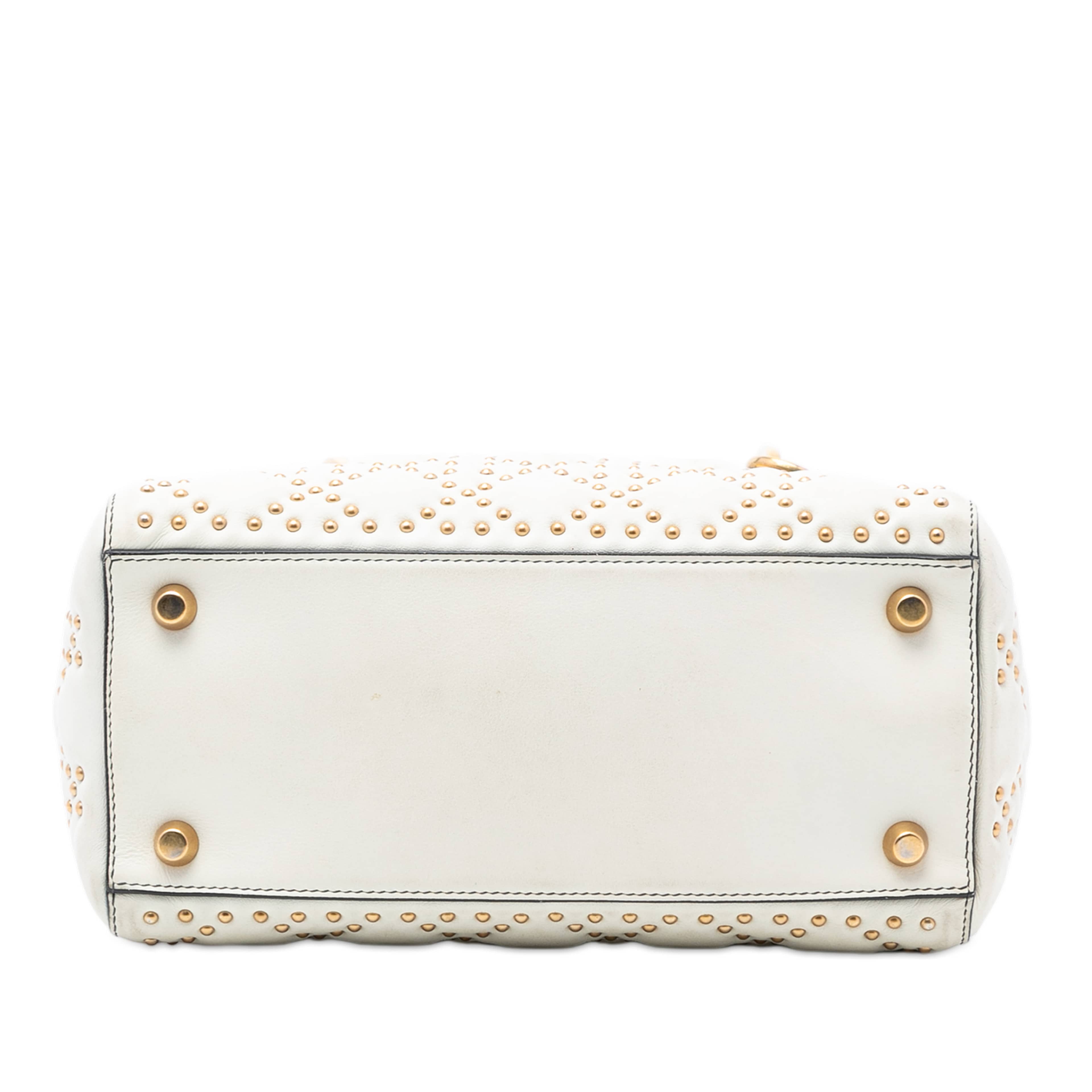 Dior Medium Lambskin Cannage Studded Supple Lady Dior, från Luxclusif, i färgen off white. Klicka för att öppna bilden i stort format