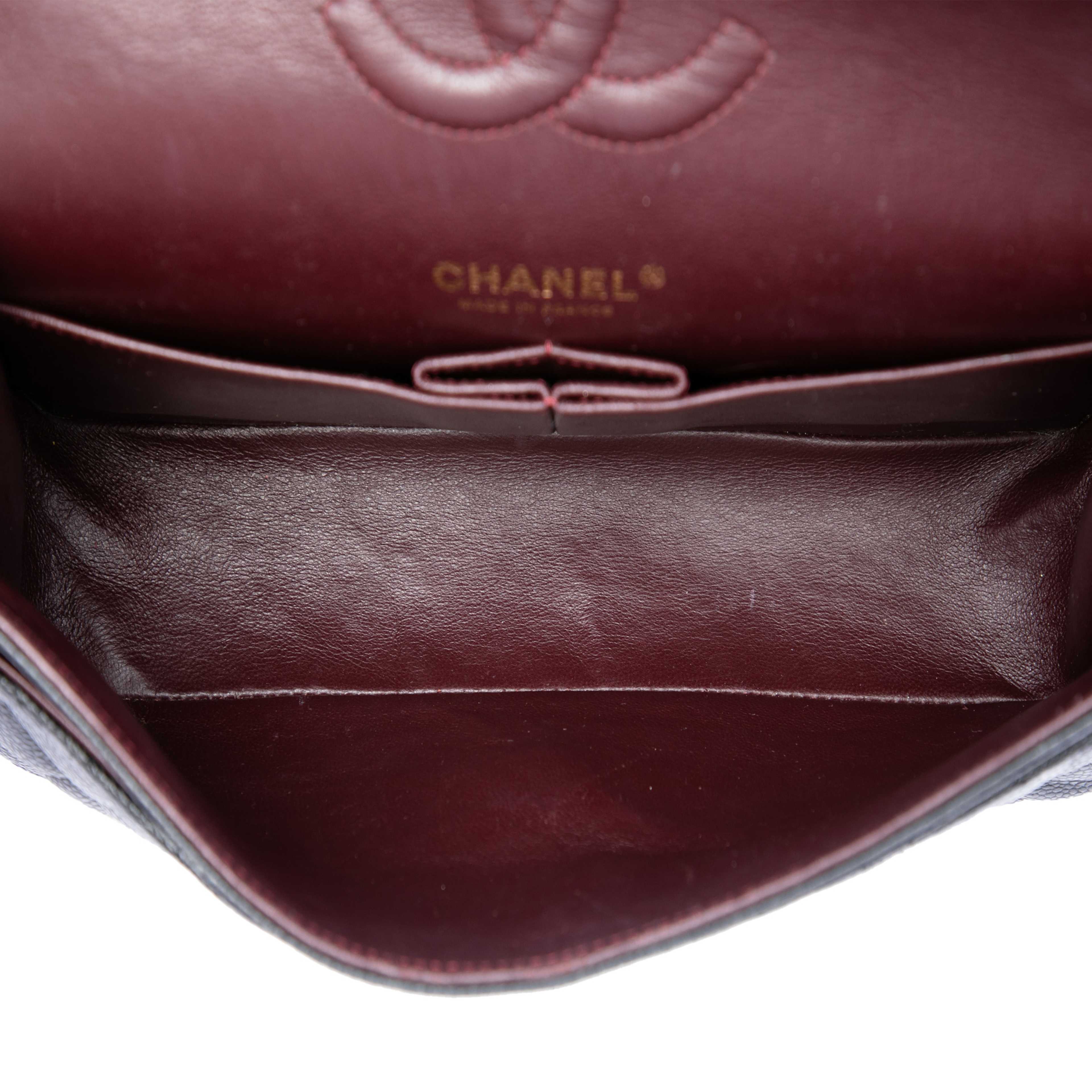 Chanel Medium Classic Caviar Double Flap, från Luxclusif, i färgen svart. Klicka för att öppna bilden i stort format