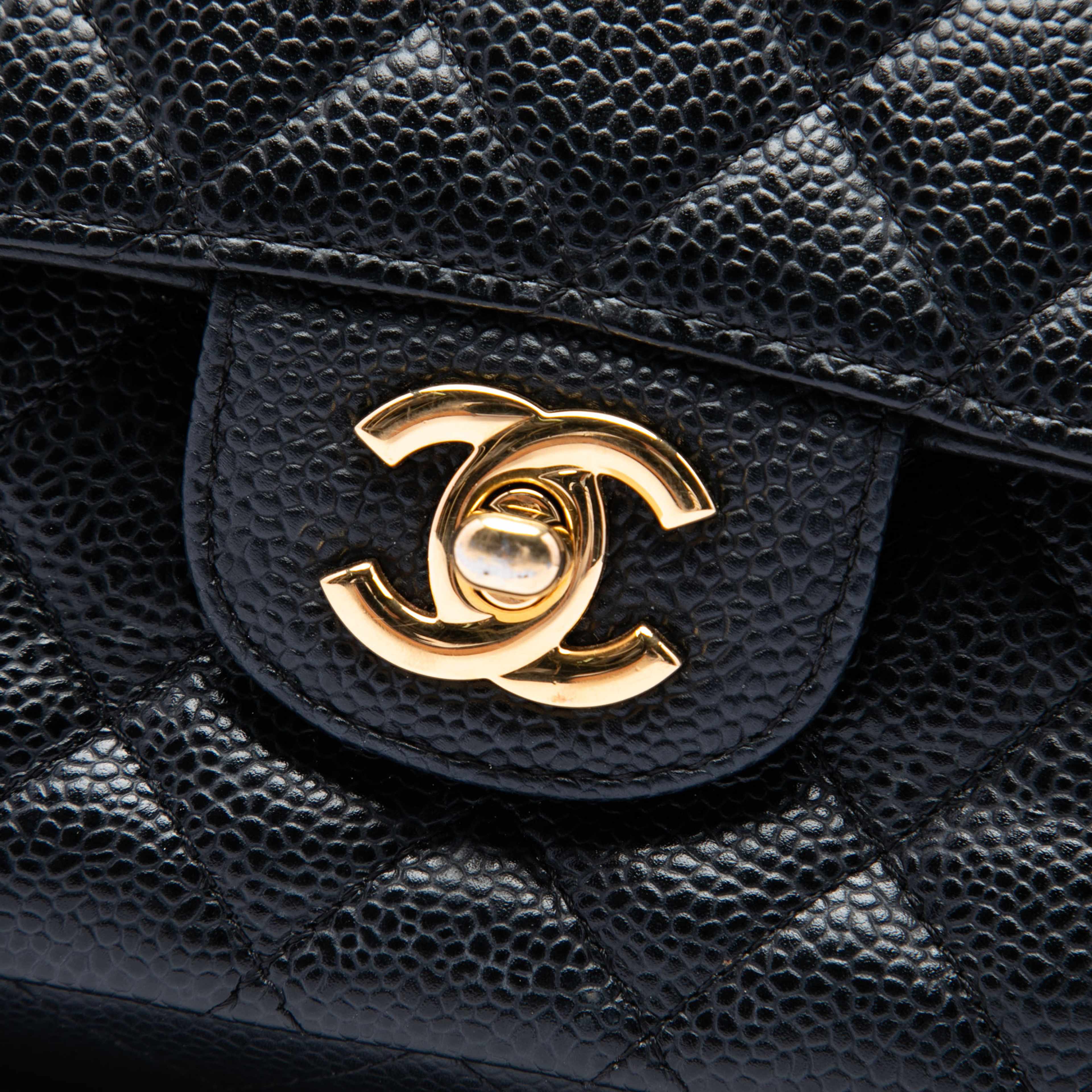 Chanel Medium Classic Caviar Double Flap, från Luxclusif, i färgen svart. Klicka för att öppna bilden i stort format
