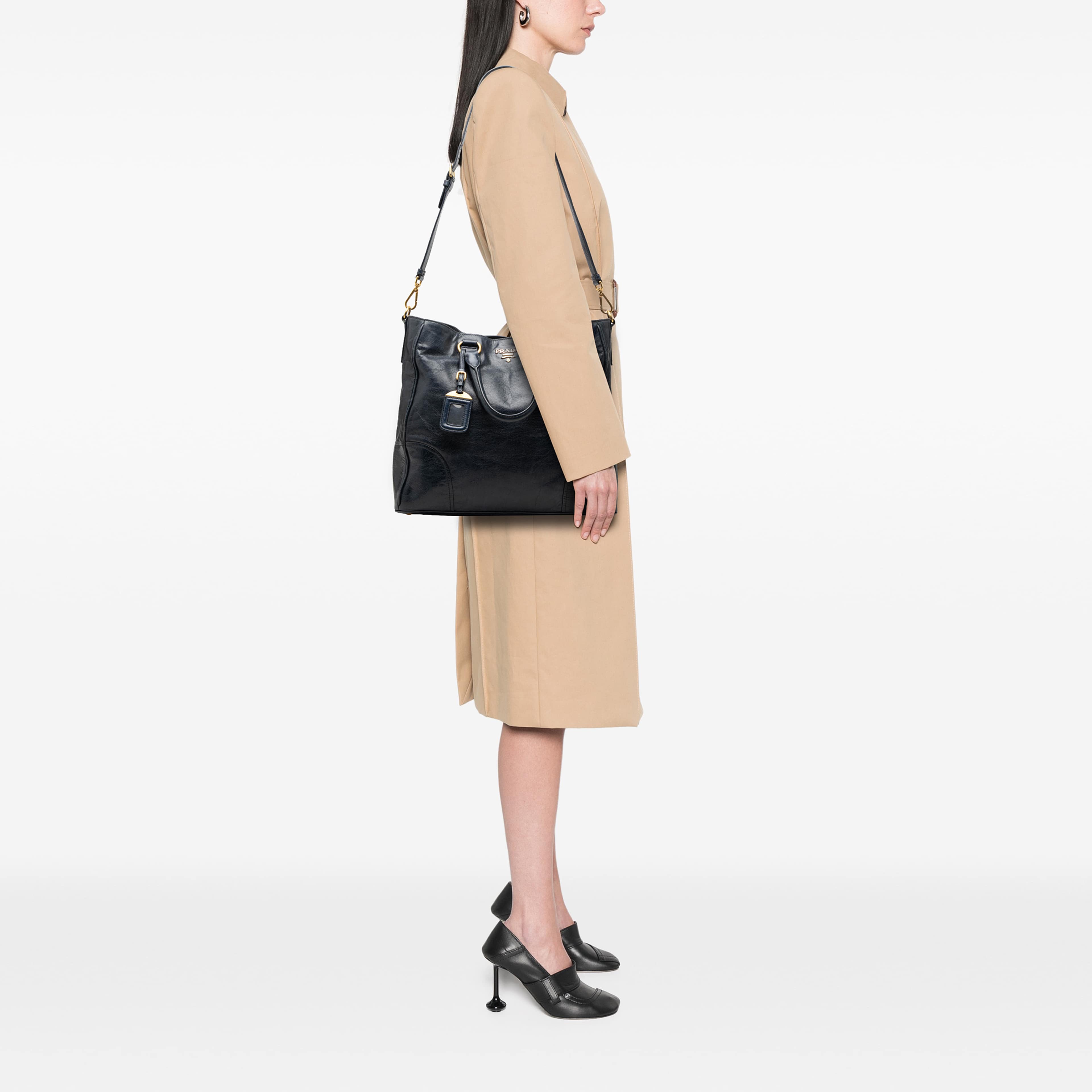 Prada Vitello Shine Open Convertible Tote, från Luxclusif, i färgen blå. Klicka för att öppna bilden i stort format