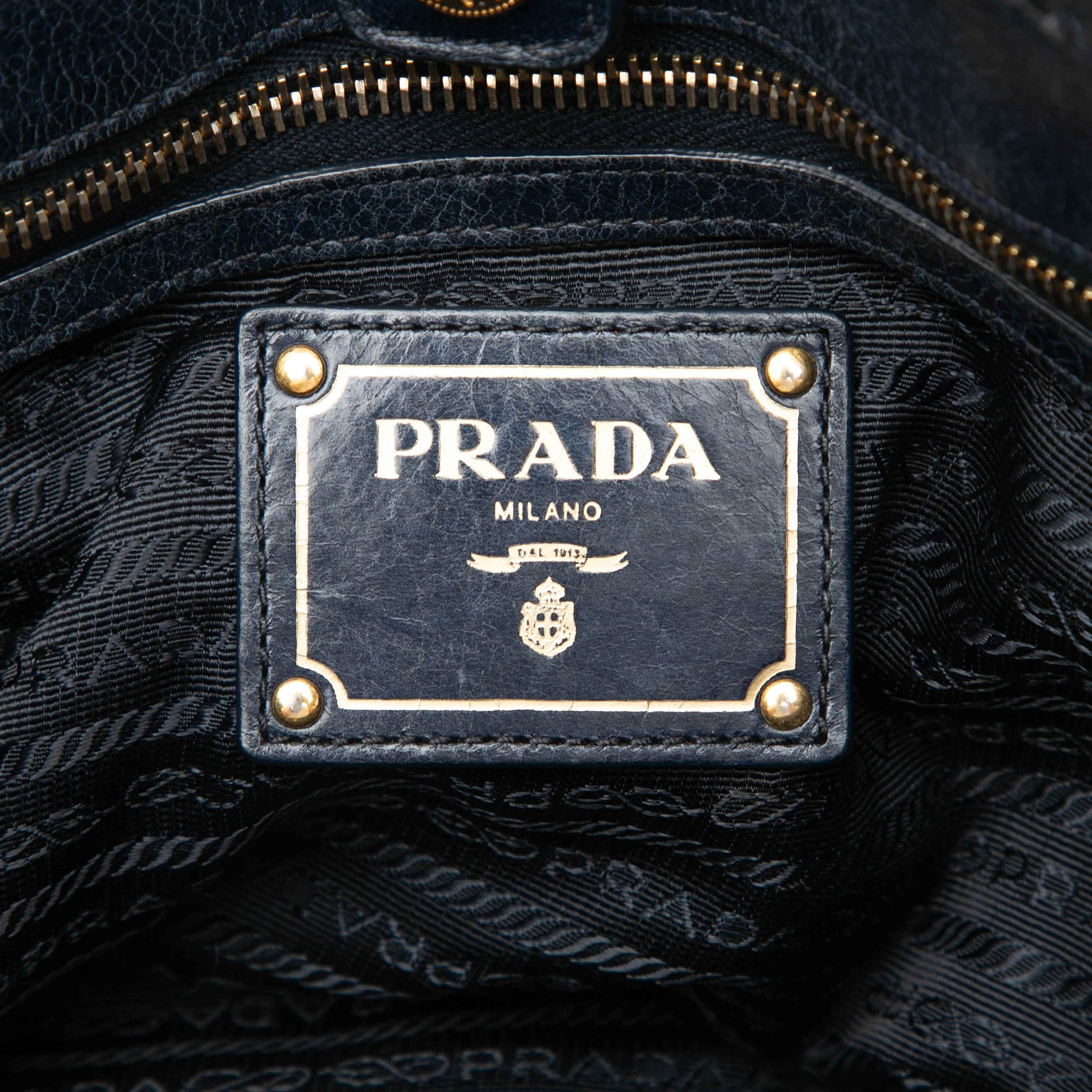 Prada Vitello Shine Open Convertible Tote, från Luxclusif, i färgen blå. Klicka för att öppna bilden i stort format