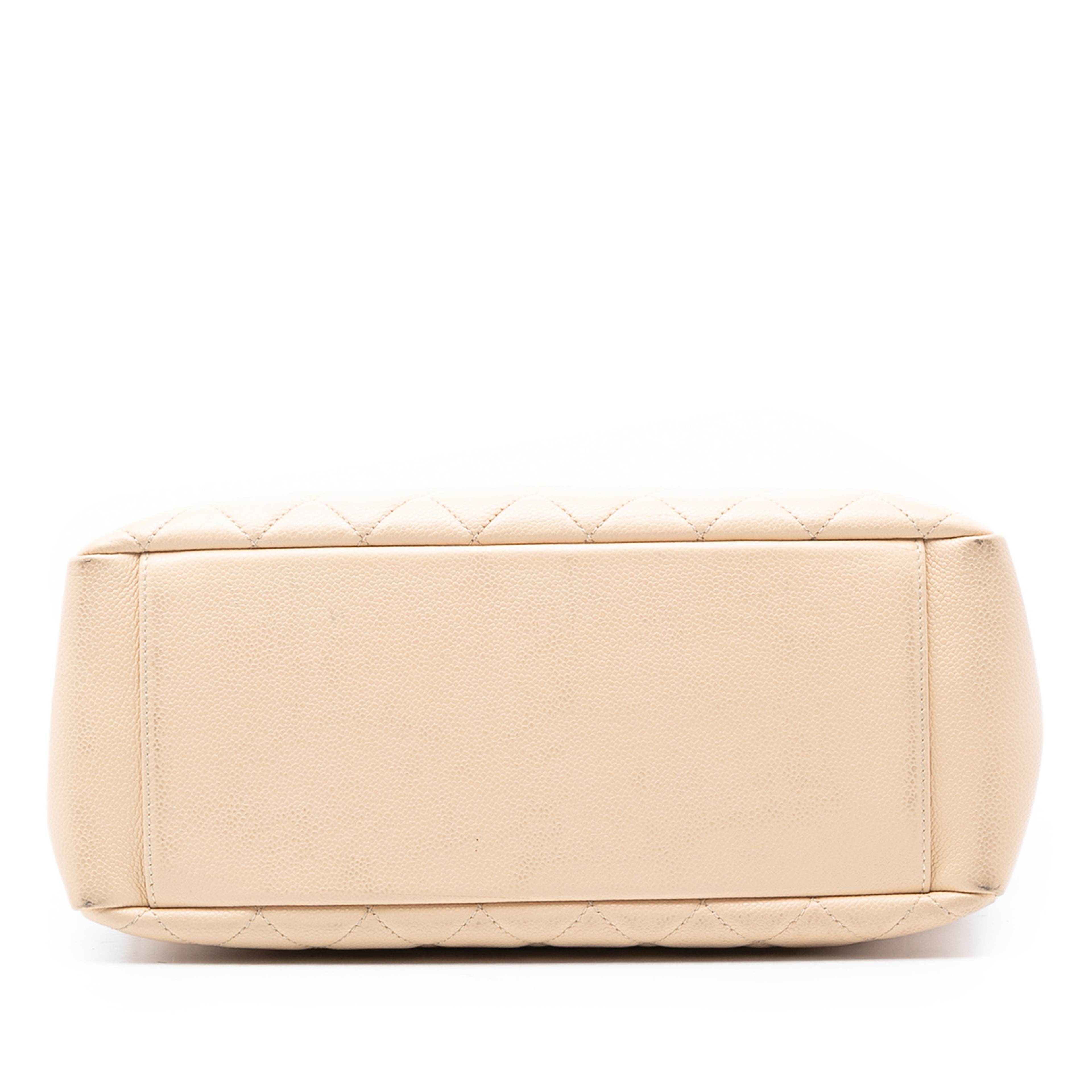 Chanel Caviar Grand Shopping Tote, från Luxclusif, i färgen brun. Klicka för att öppna bilden i stort format