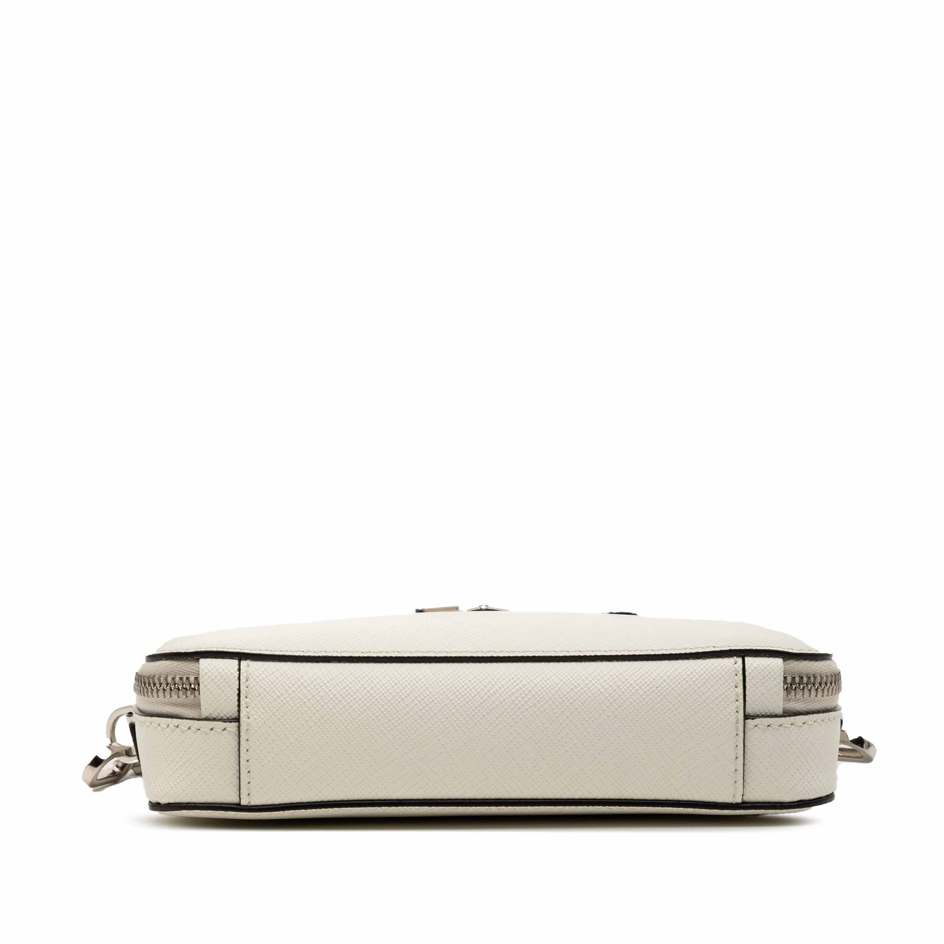 Prada Saffiano Brique Crossbody, från Luxclusif, i färgen off white. Klicka för att öppna bilden i stort format