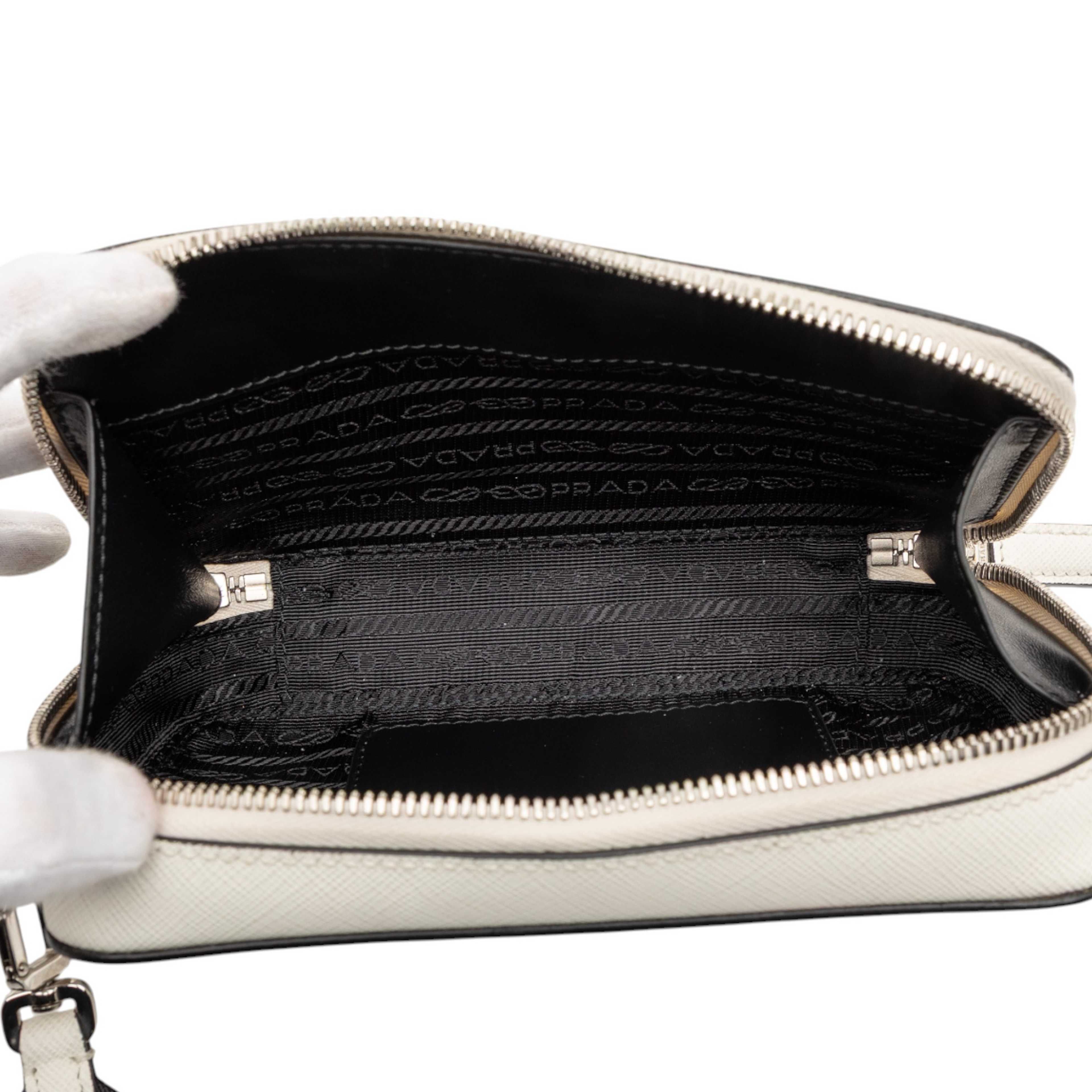 Prada Saffiano Brique Crossbody, från Luxclusif, i färgen off white. Klicka för att öppna bilden i stort format