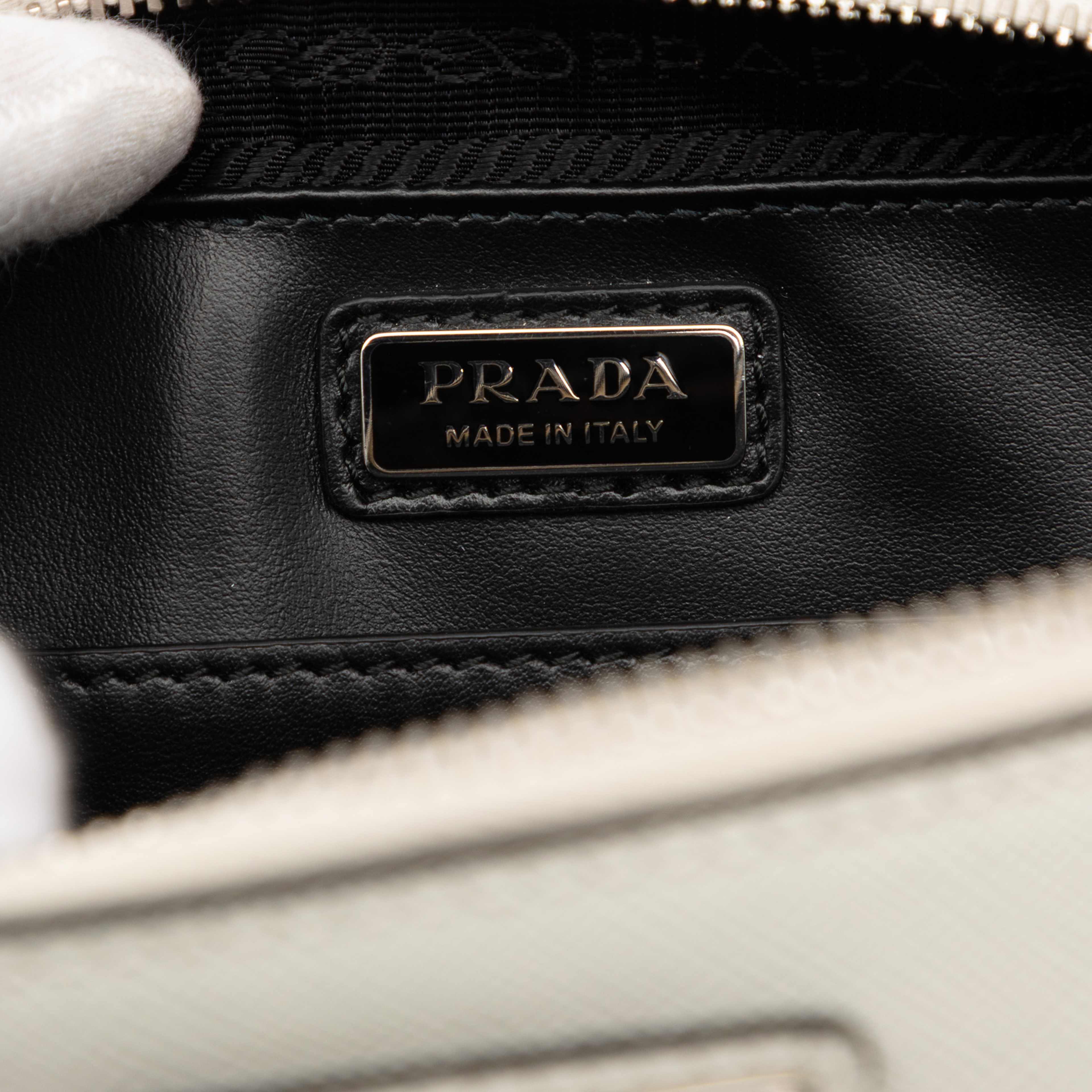 Prada Saffiano Brique Crossbody, från Luxclusif, i färgen off white. Klicka för att öppna bilden i stort format