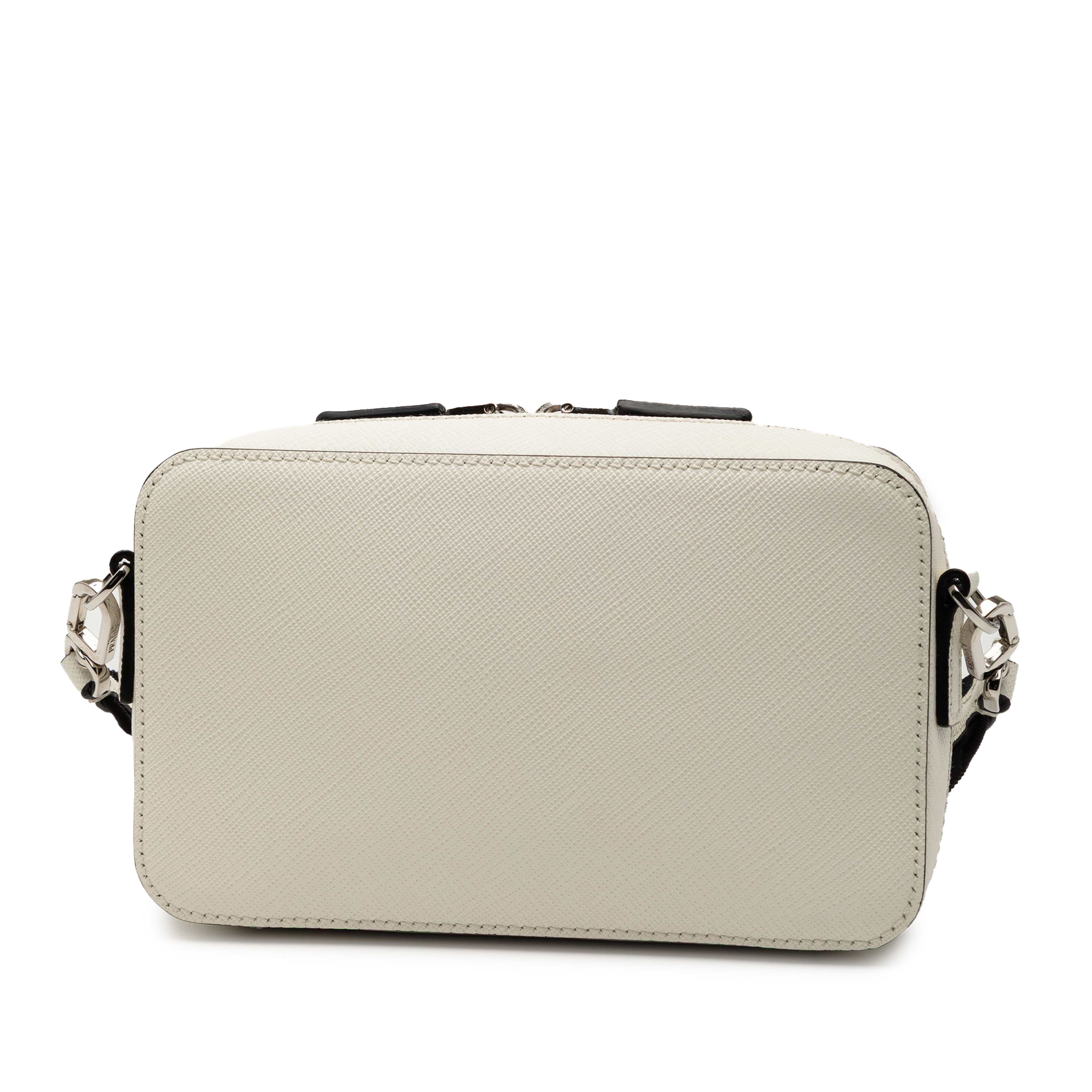 Prada Saffiano Brique Crossbody, från Luxclusif, i färgen vit. Klicka för att öppna bilden i stort format