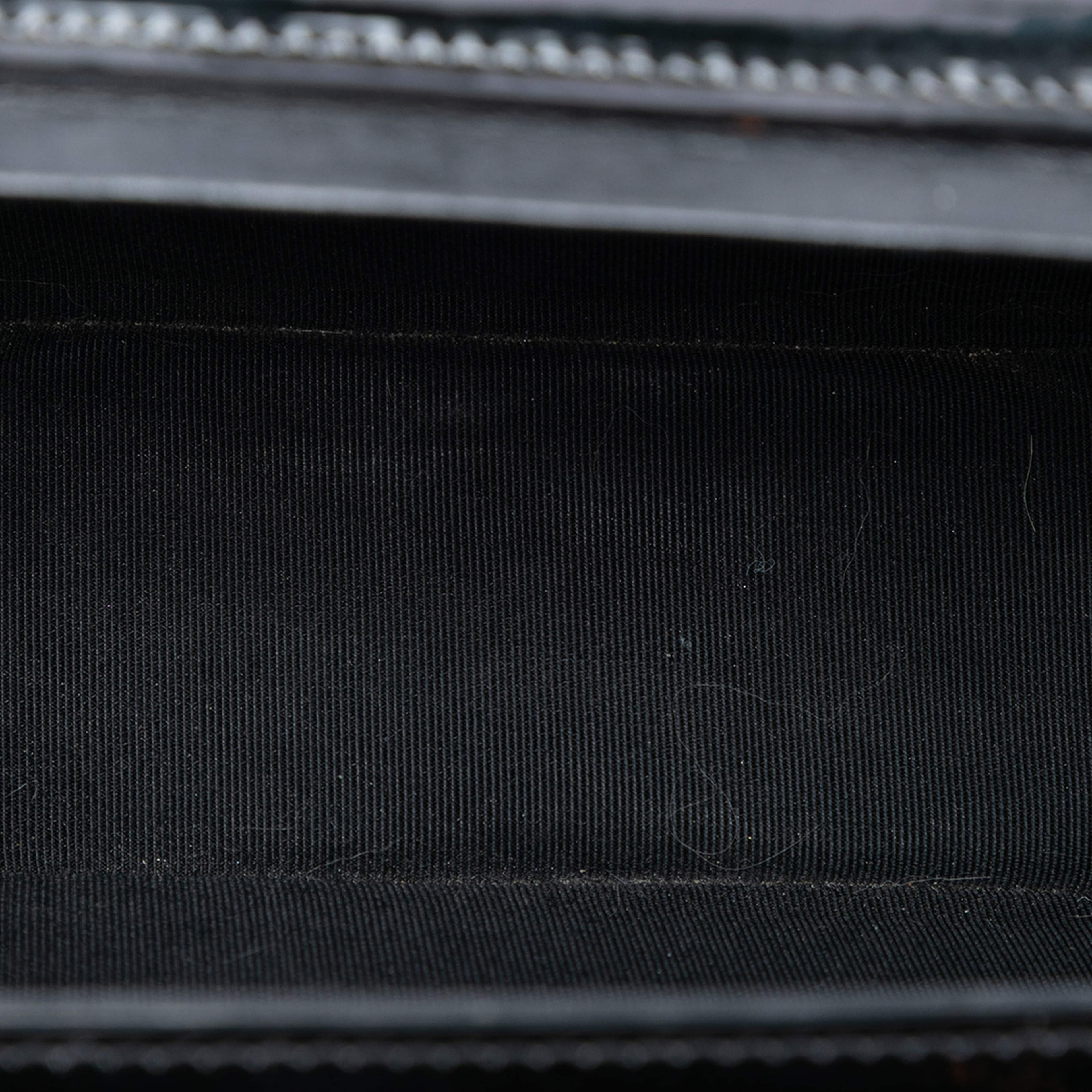 Chanel Glitter Patent Evening On The Moon Camera Case, från Luxclusif, i färgen silver. Klicka för att öppna bilden i stort format