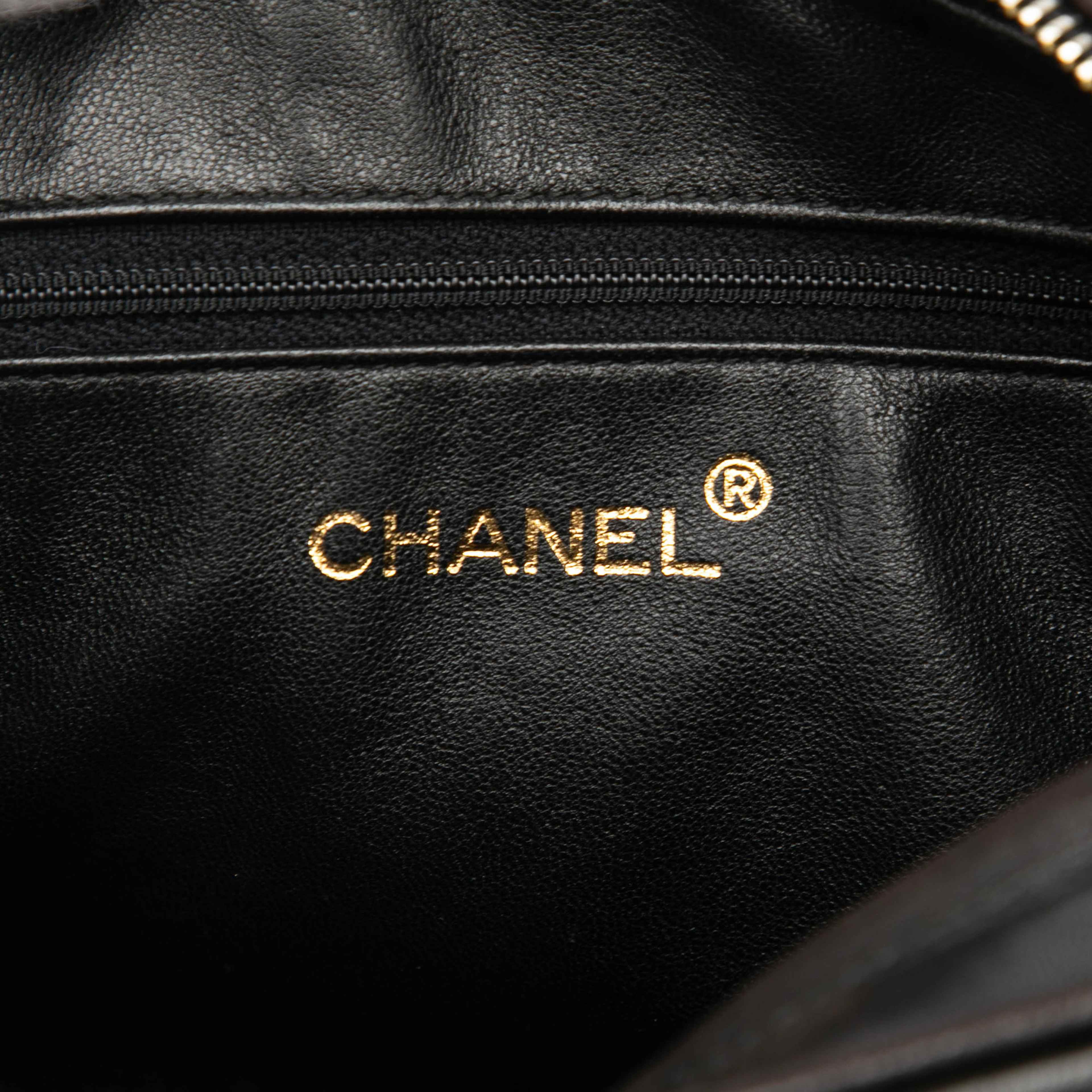Chanel Cc Quilted Lambskin Tassel Camera Bag, från Luxclusif, i färgen dark brown. Klicka för att öppna bilden i stort format