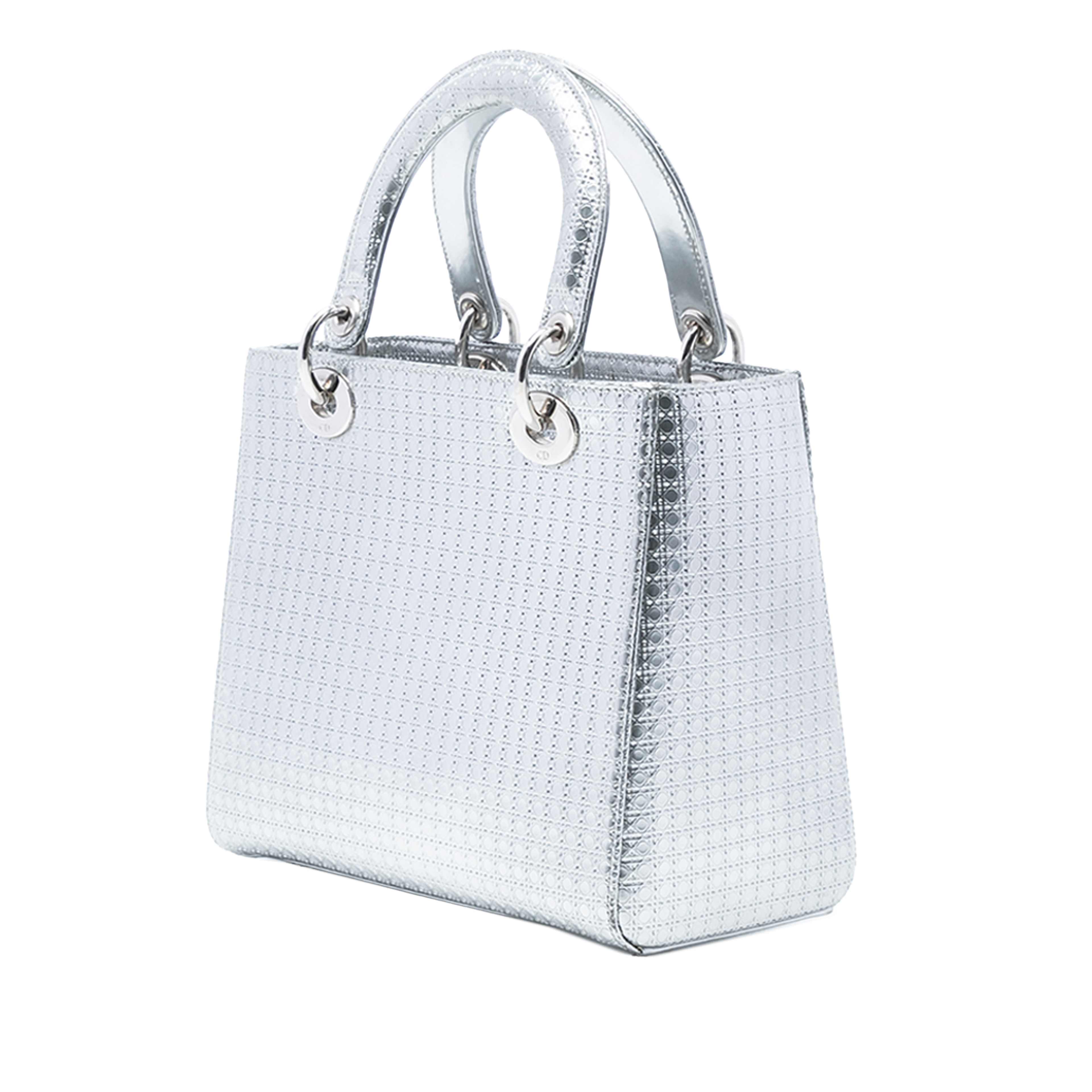 Dior Medium Metallic Patent Microcannage Lady Dior, från Luxclusif, i färgen silver. Klicka för att öppna bilden i stort format
