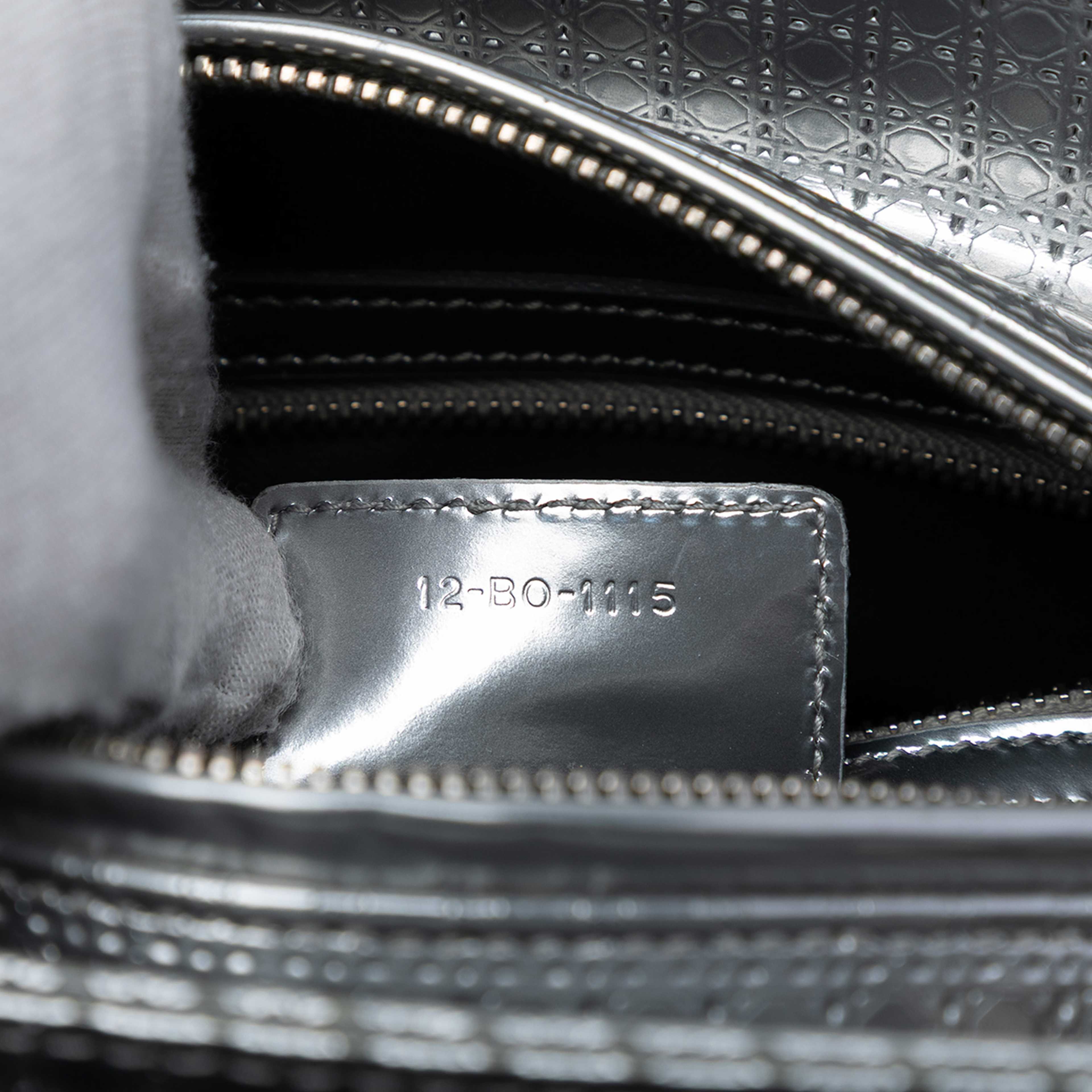 Dior Medium Metallic Patent Microcannage Lady Dior, från Luxclusif, i färgen silver. Klicka för att öppna bilden i stort format