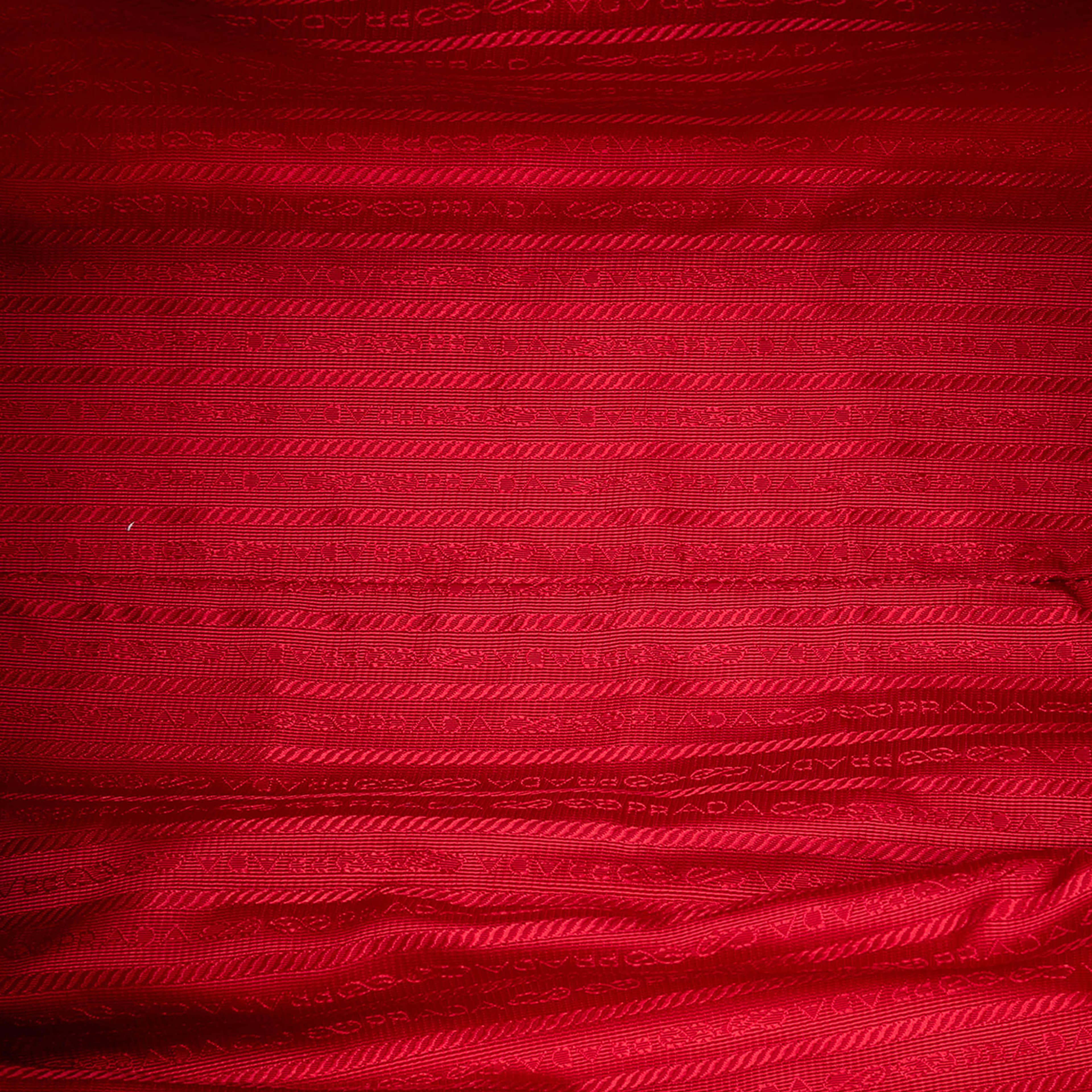 Prada Tessuto Satchel, från Luxclusif, i färgen red. Klicka för att öppna bilden i stort format