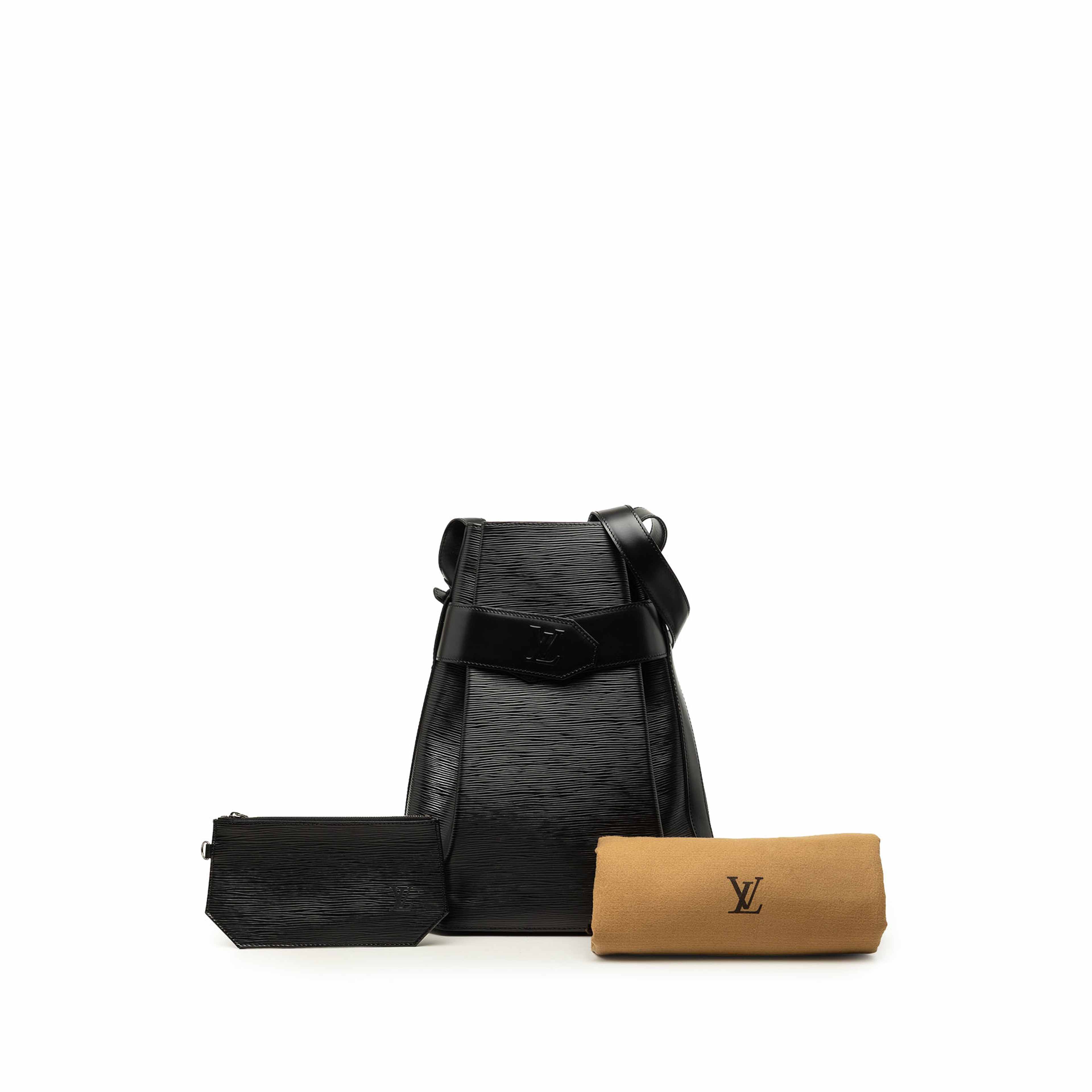 Louis Vuitton Epi Sac D Epaule Gm, från Luxclusif, i färgen svart. Klicka för att öppna bilden i stort format