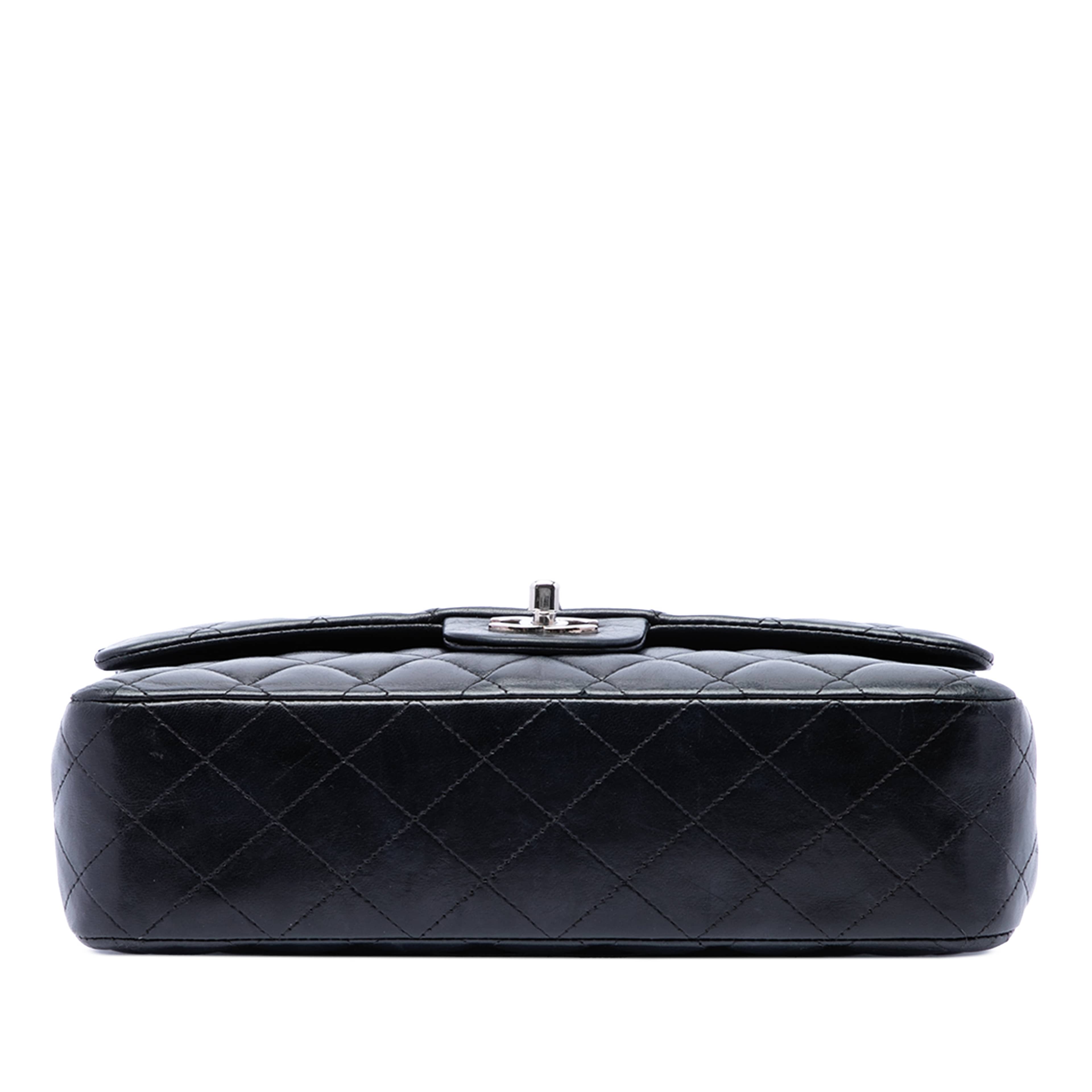Chanel Medium Classic Lambskin Double Flap, från Luxclusif, i färgen svart. Klicka för att öppna bilden i stort format