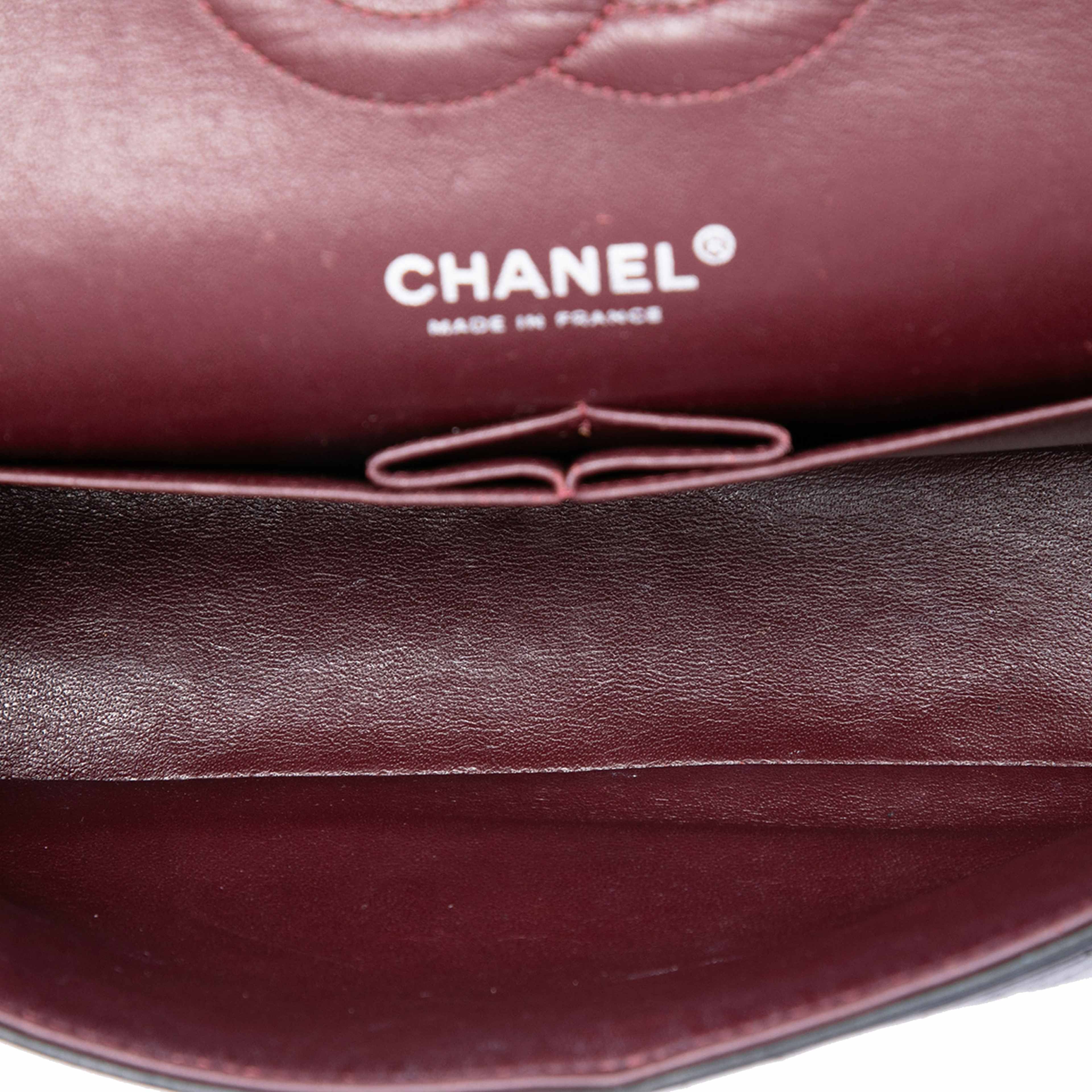 Chanel Medium Classic Lambskin Double Flap, från Luxclusif, i färgen svart. Klicka för att öppna bilden i stort format