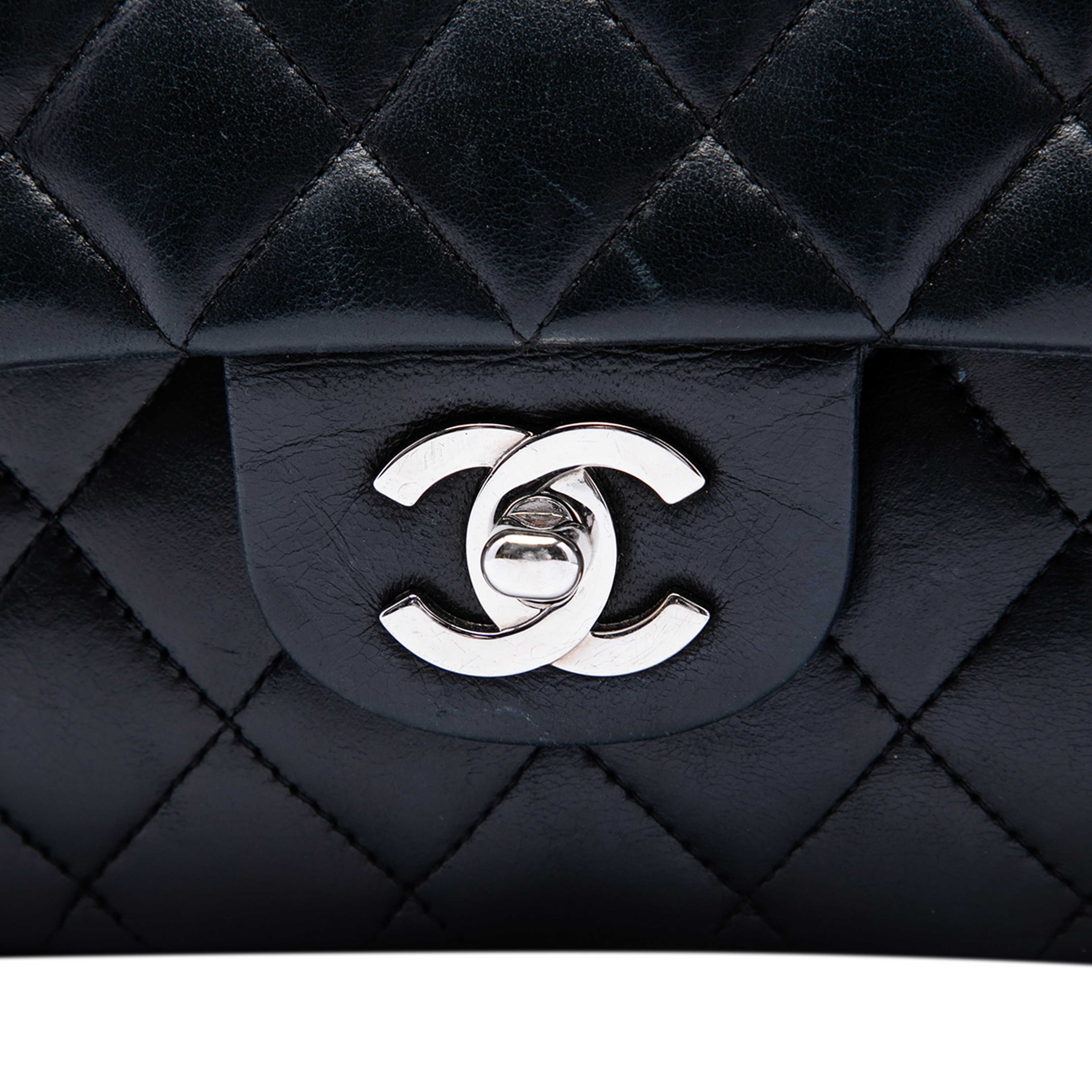 Chanel Medium Classic Lambskin Double Flap, från Luxclusif, i färgen svart. Klicka för att öppna bilden i stort format