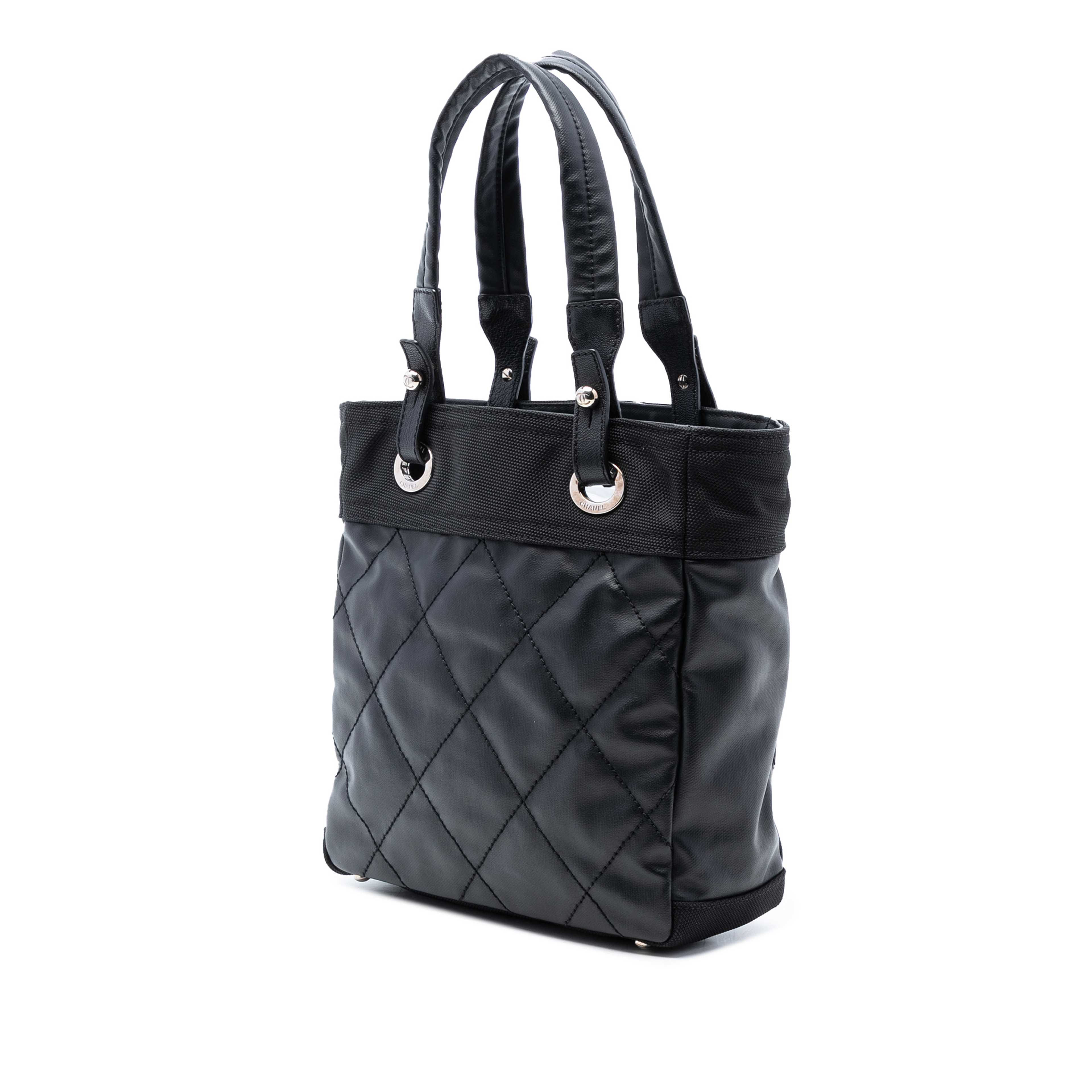 Chanel Small Quilted Coated Canvas Paris Biarritz Tote, från Luxclusif, i färgen black. Klicka för att öppna bilden i stort format