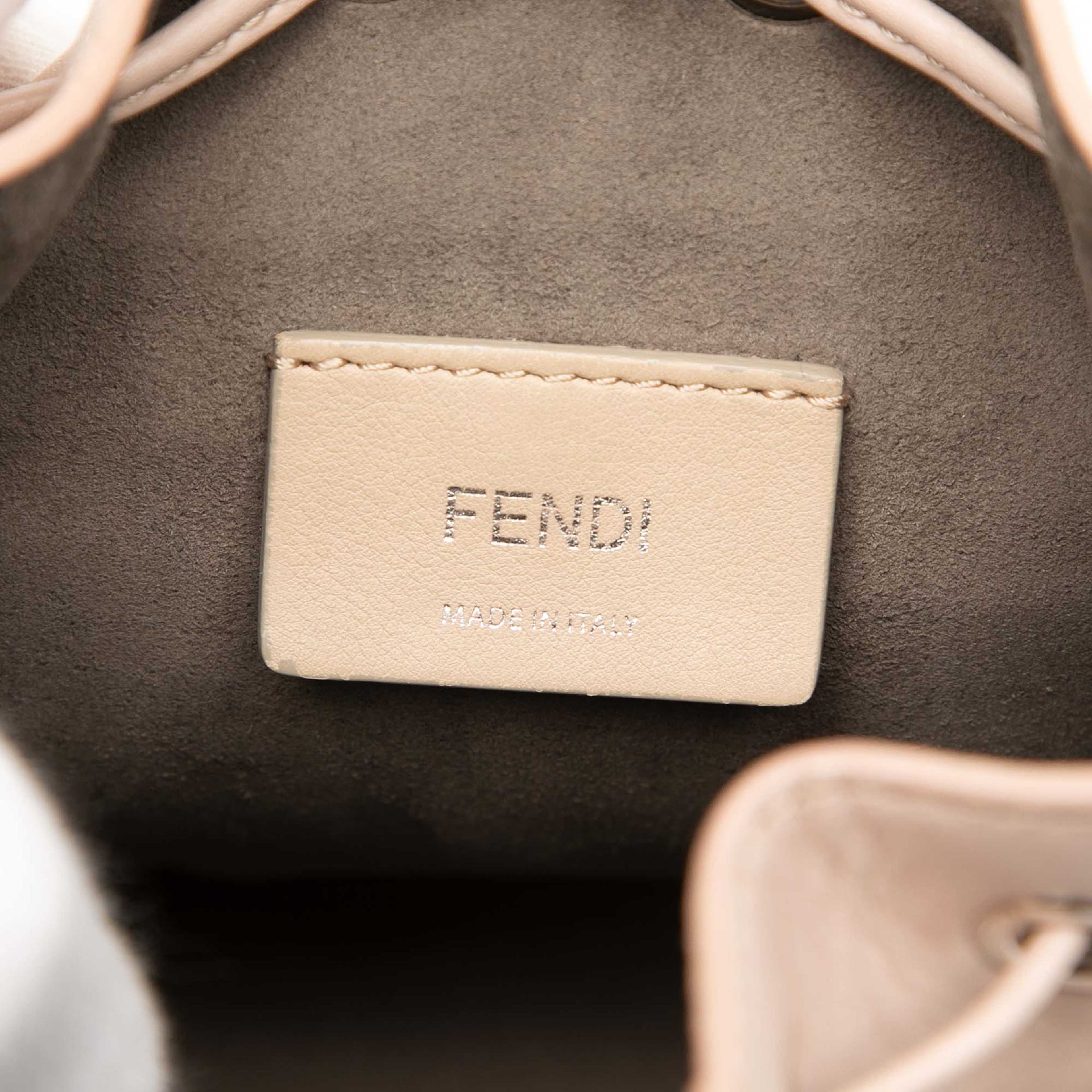 Fendi Mini Studded Calfskin Mon Tresor Bucket Bag, från Luxclusif, i färgen light pink. Klicka för att öppna bilden i stort format