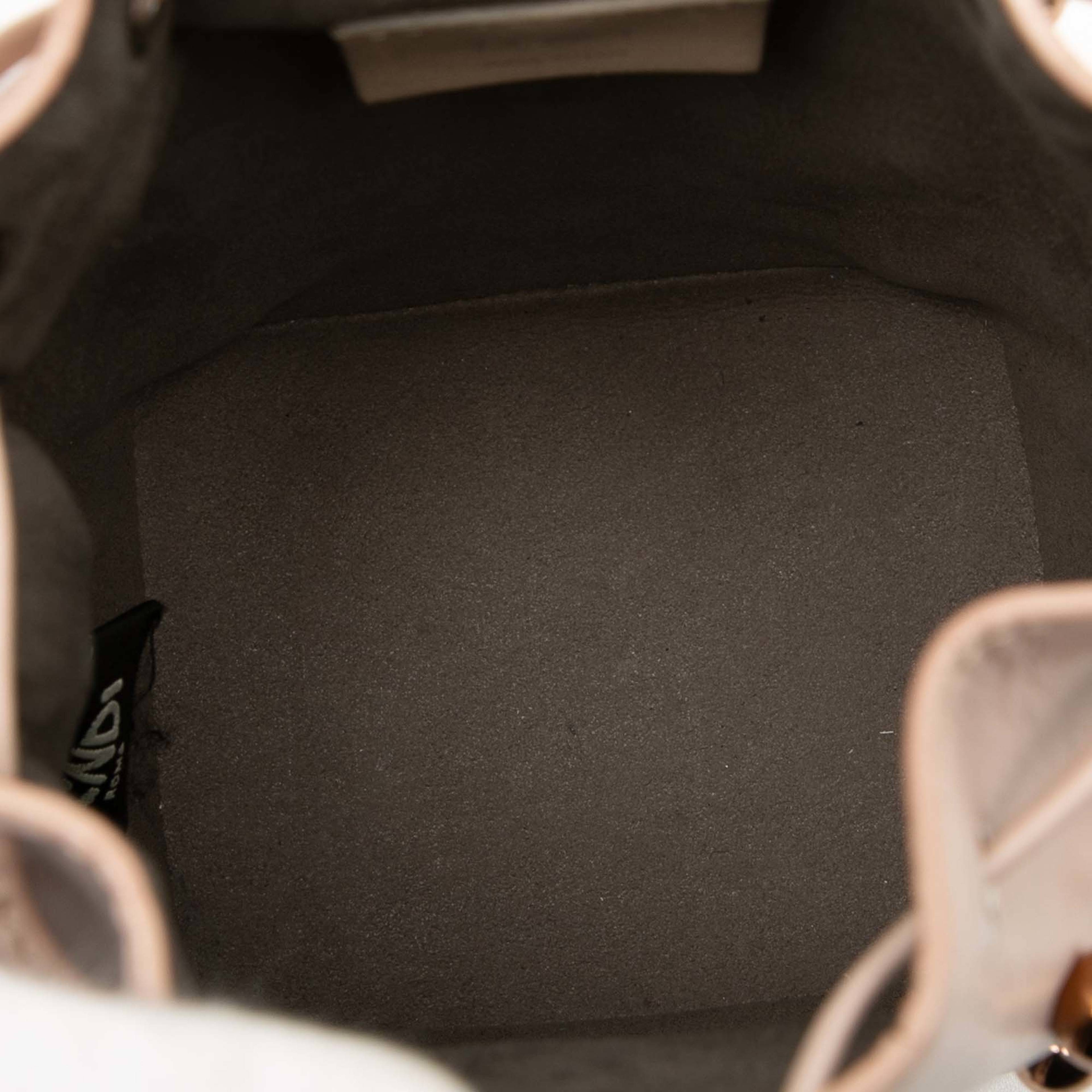 Fendi Mini Studded Calfskin Mon Tresor Bucket Bag, från Luxclusif, i färgen light pink. Klicka för att öppna bilden i stort format