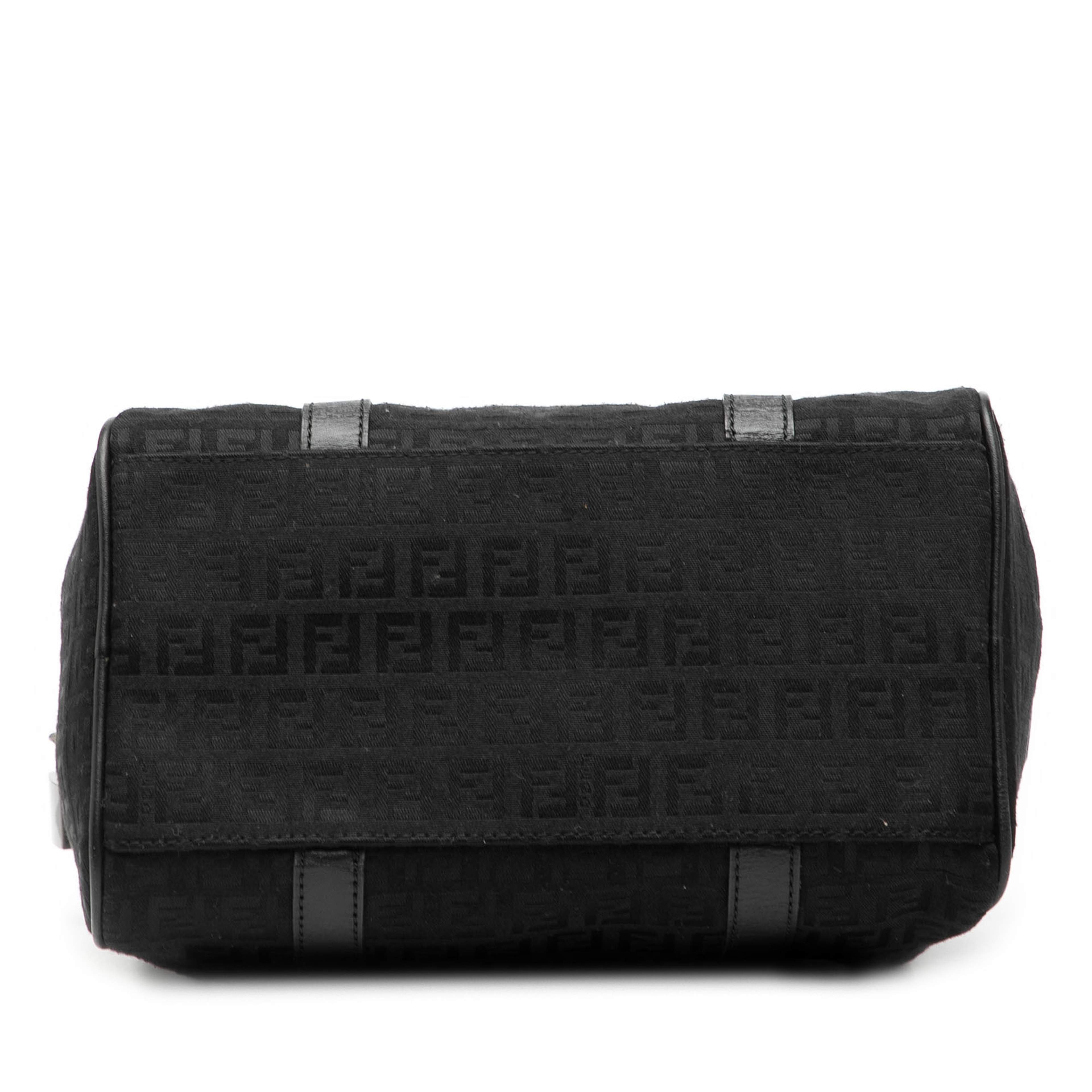 Fendi Zucchino Canvas Boston Bag, från Luxclusif, i färgen black. Klicka för att öppna bilden i stort format