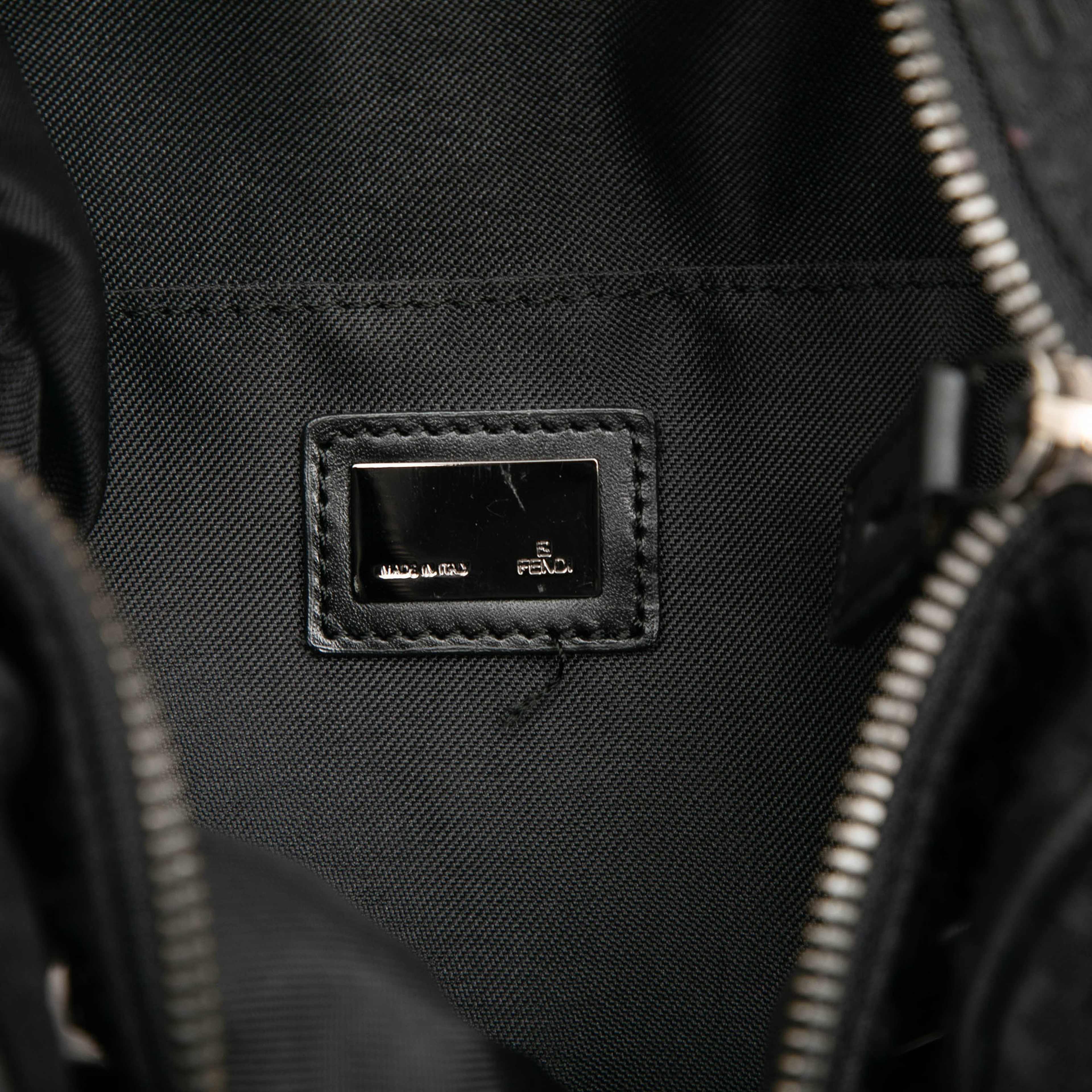 Fendi Zucchino Canvas Boston Bag, från Luxclusif, i färgen black. Klicka för att öppna bilden i stort format