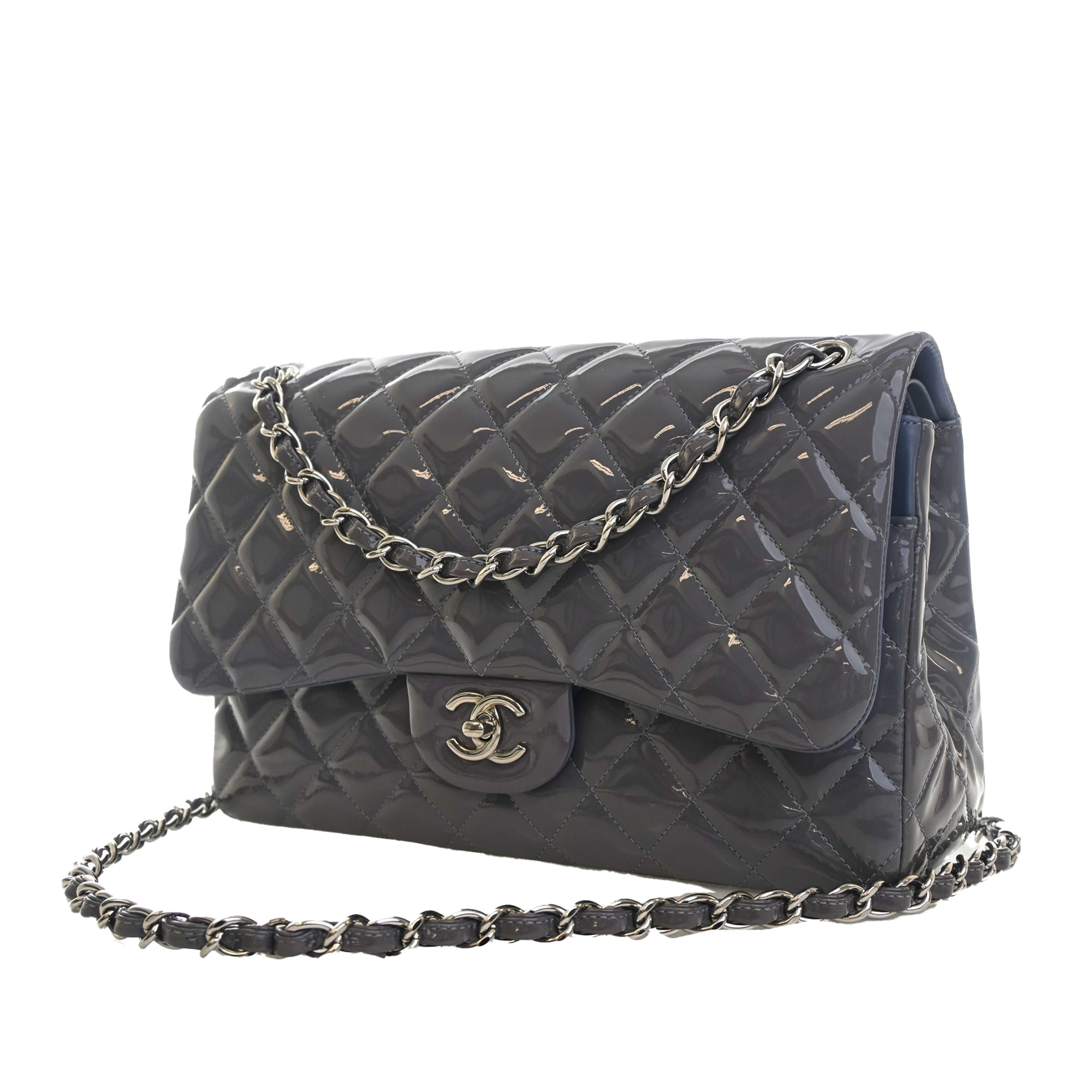 Chanel Jumbo Classic Striped Patent Double Flap, från Luxclusif, i färgen grå. Klicka för att öppna bilden i stort format